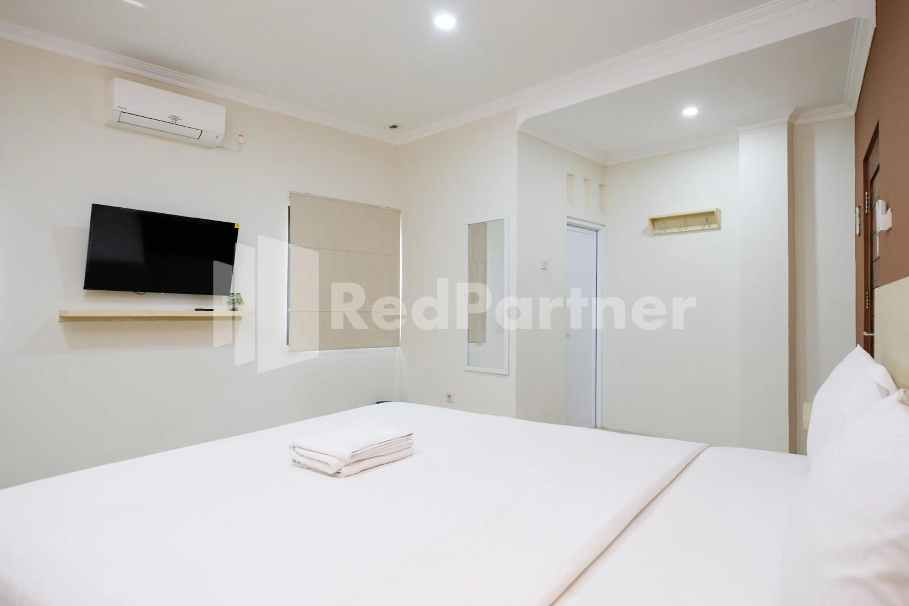 Bedroom, Bed in Hotel Andono near YIA Mitra RedDoorz