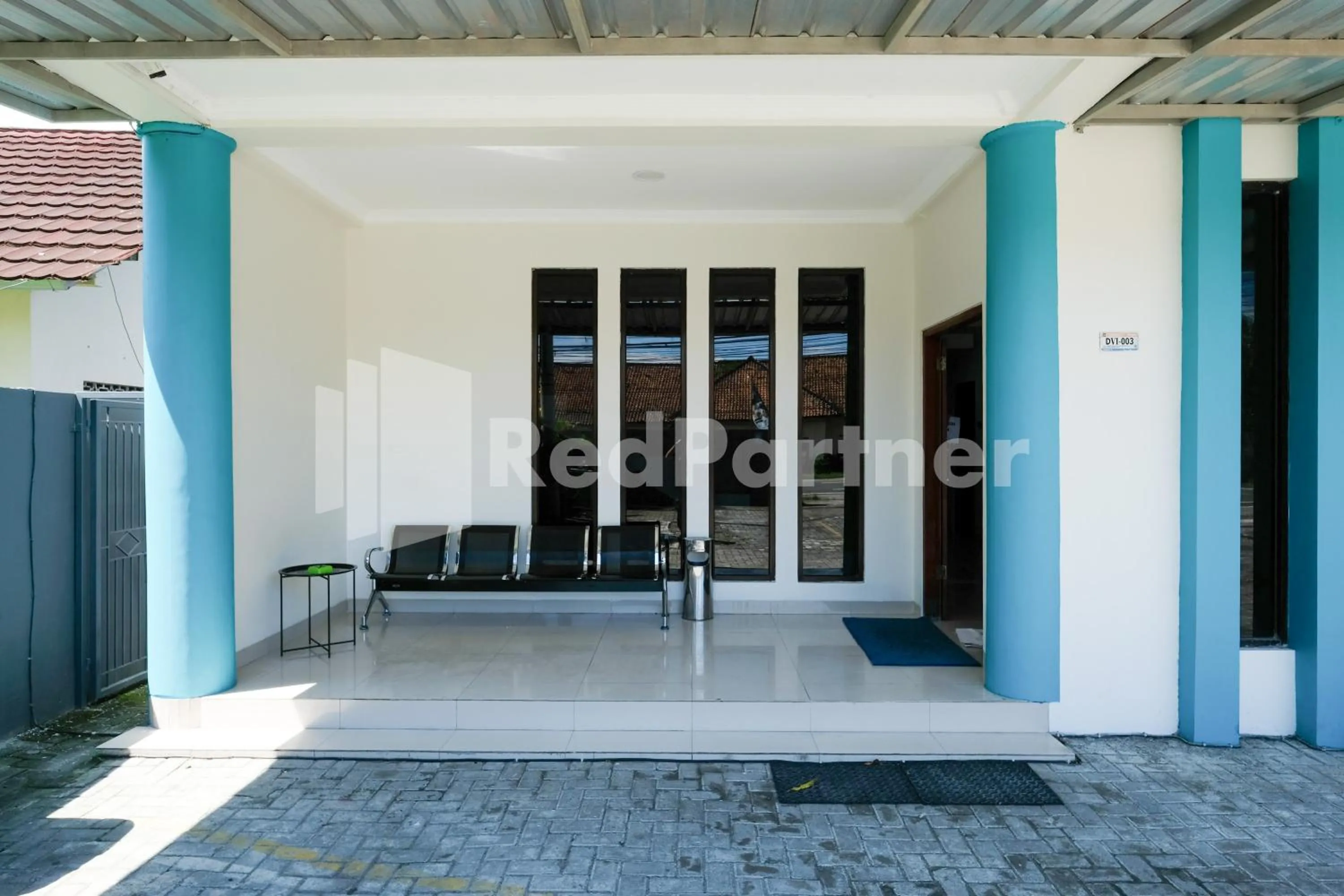 Seating area in Hotel Andono near YIA Mitra RedDoorz