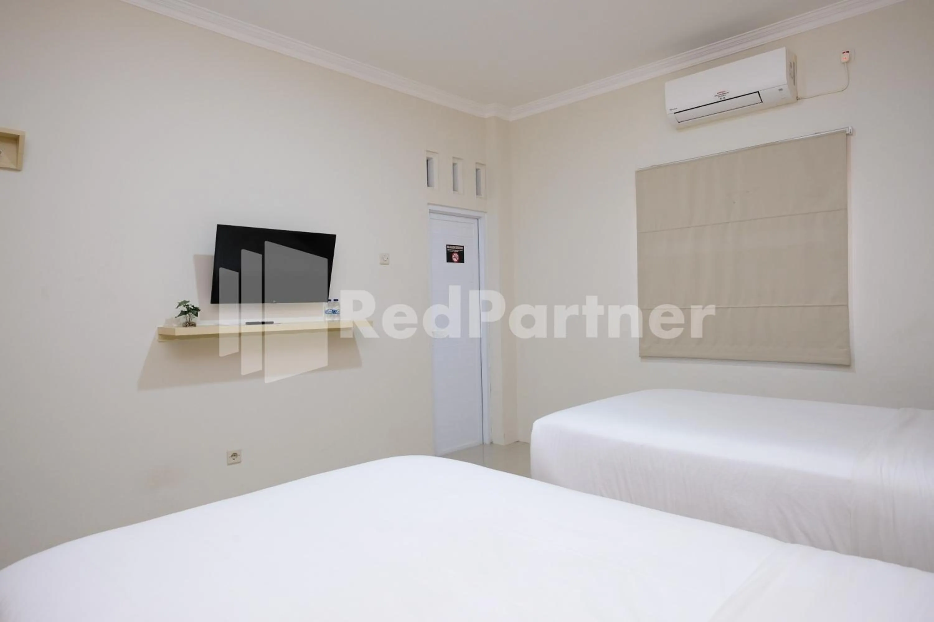 Bedroom, Bed in Hotel Andono near YIA Mitra RedDoorz