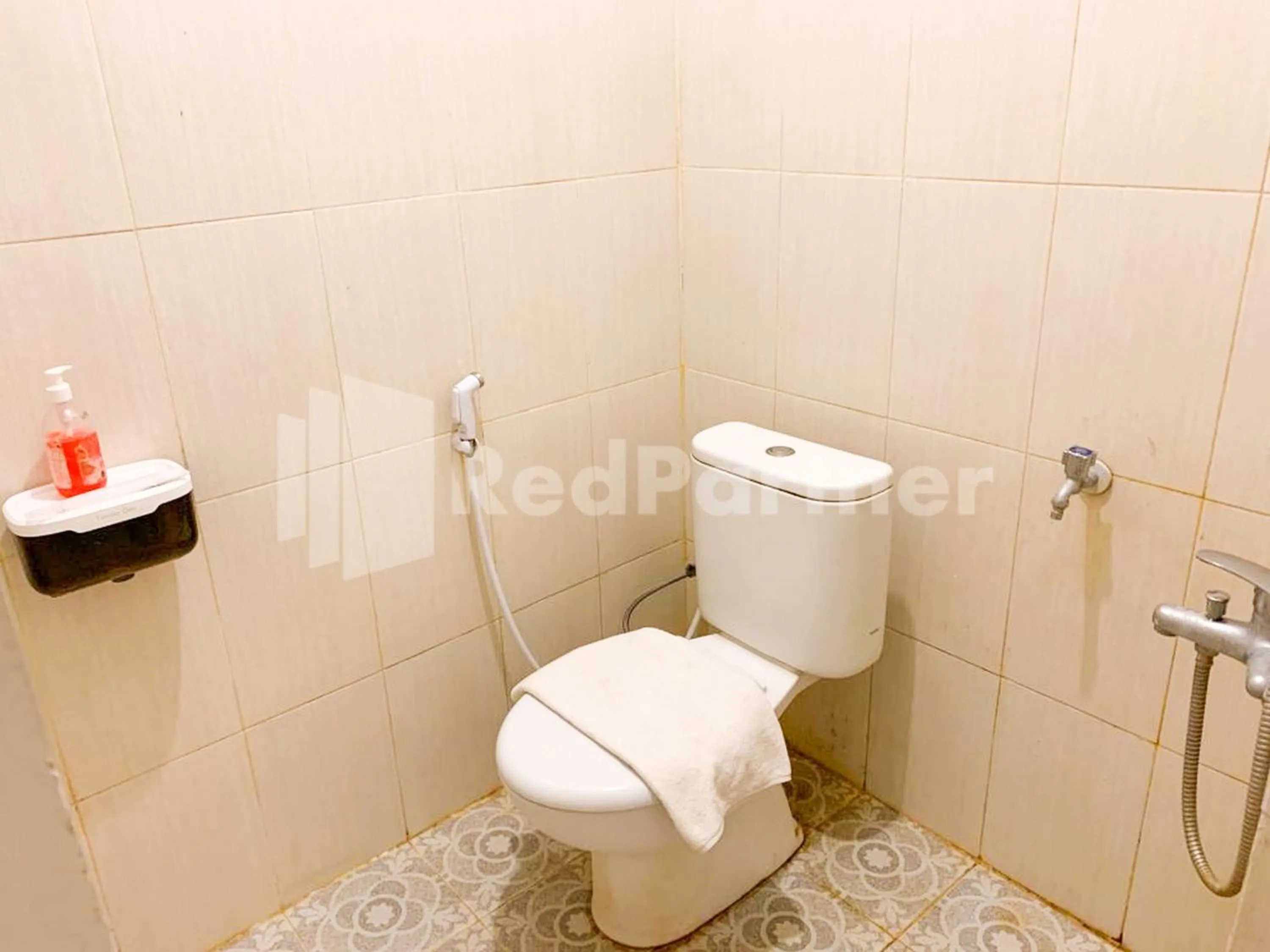 Bathroom in Hotel Andono near YIA Mitra RedDoorz