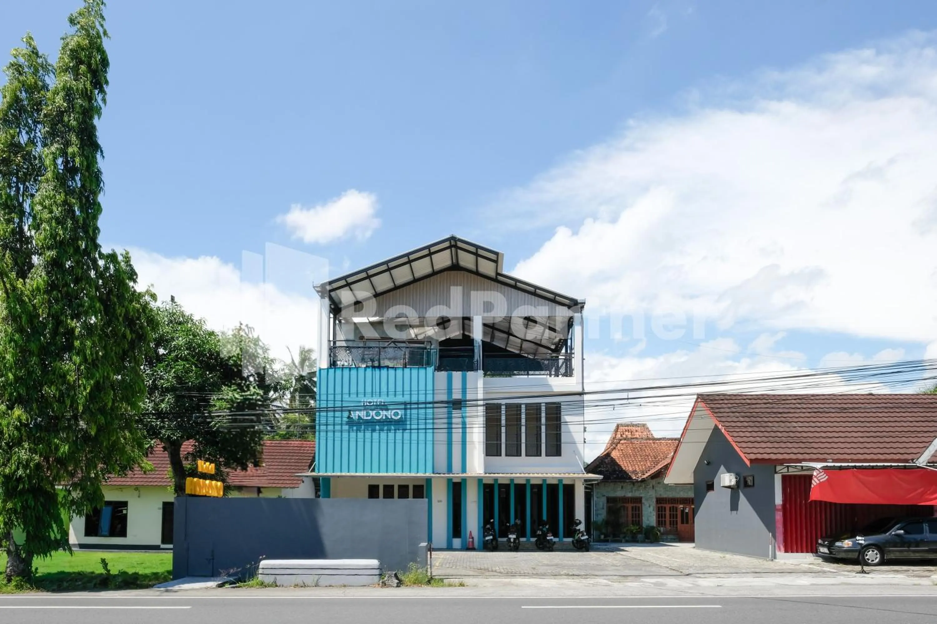 Facade/entrance in Hotel Andono near YIA Mitra RedDoorz