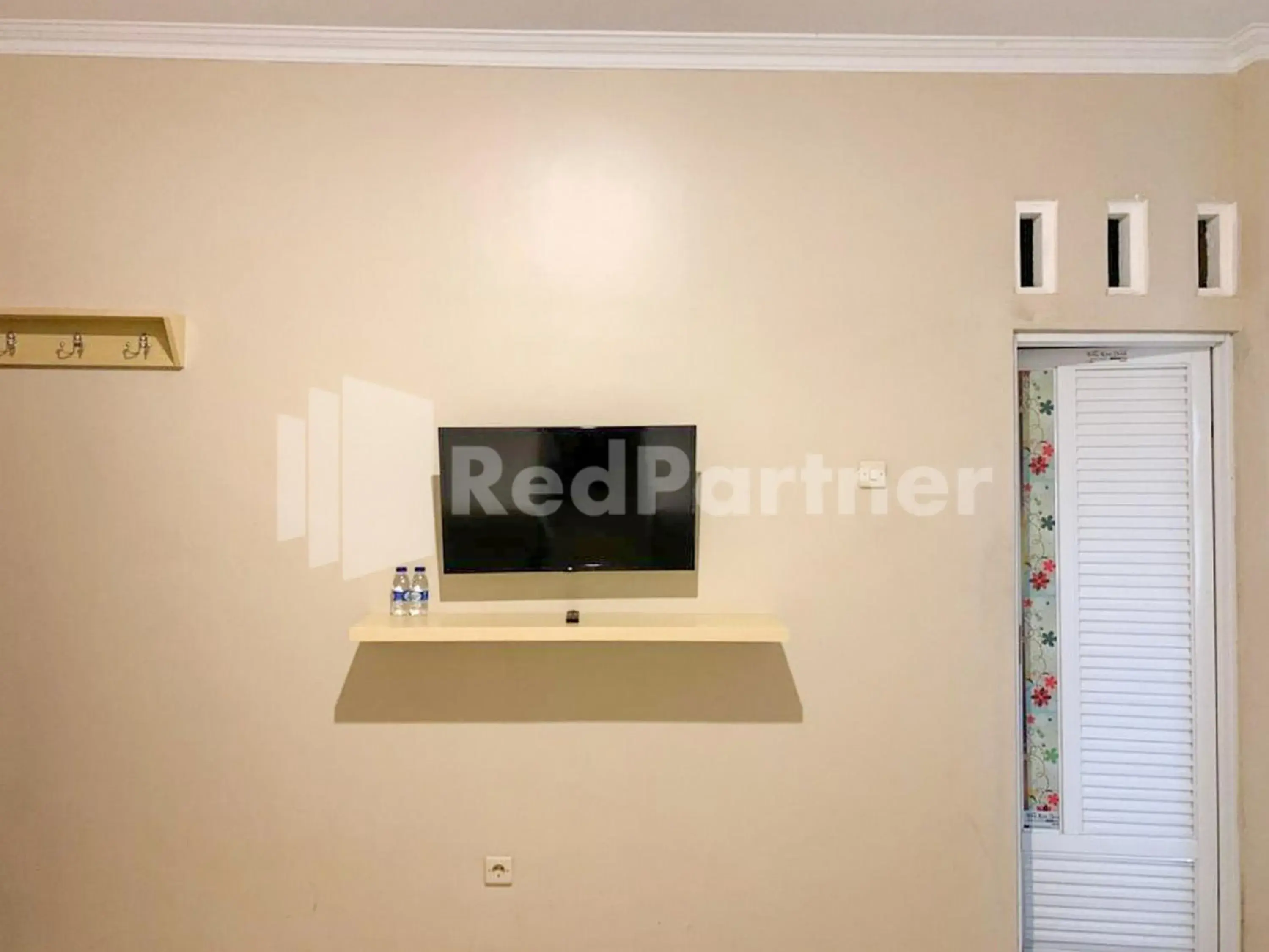 Bedroom in Hotel Andono near YIA Mitra RedDoorz Bedroom in Hotel Andono near YIA Mitra RedDoorz