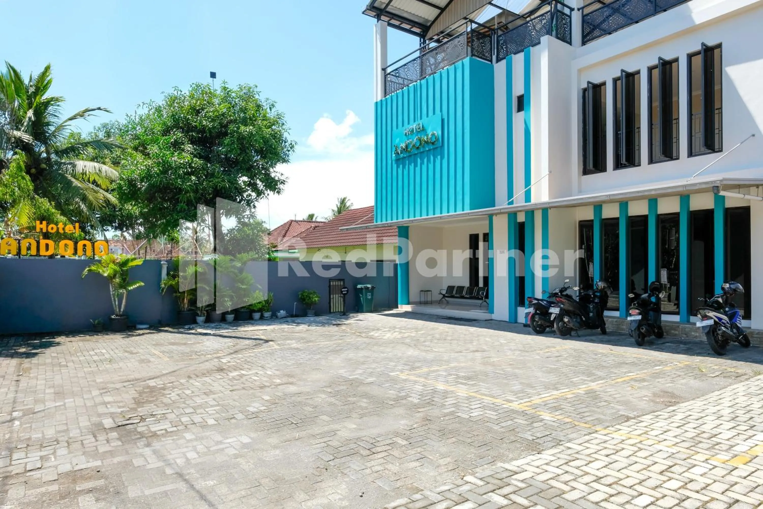 Facade/entrance in Hotel Andono near YIA Mitra RedDoorz
