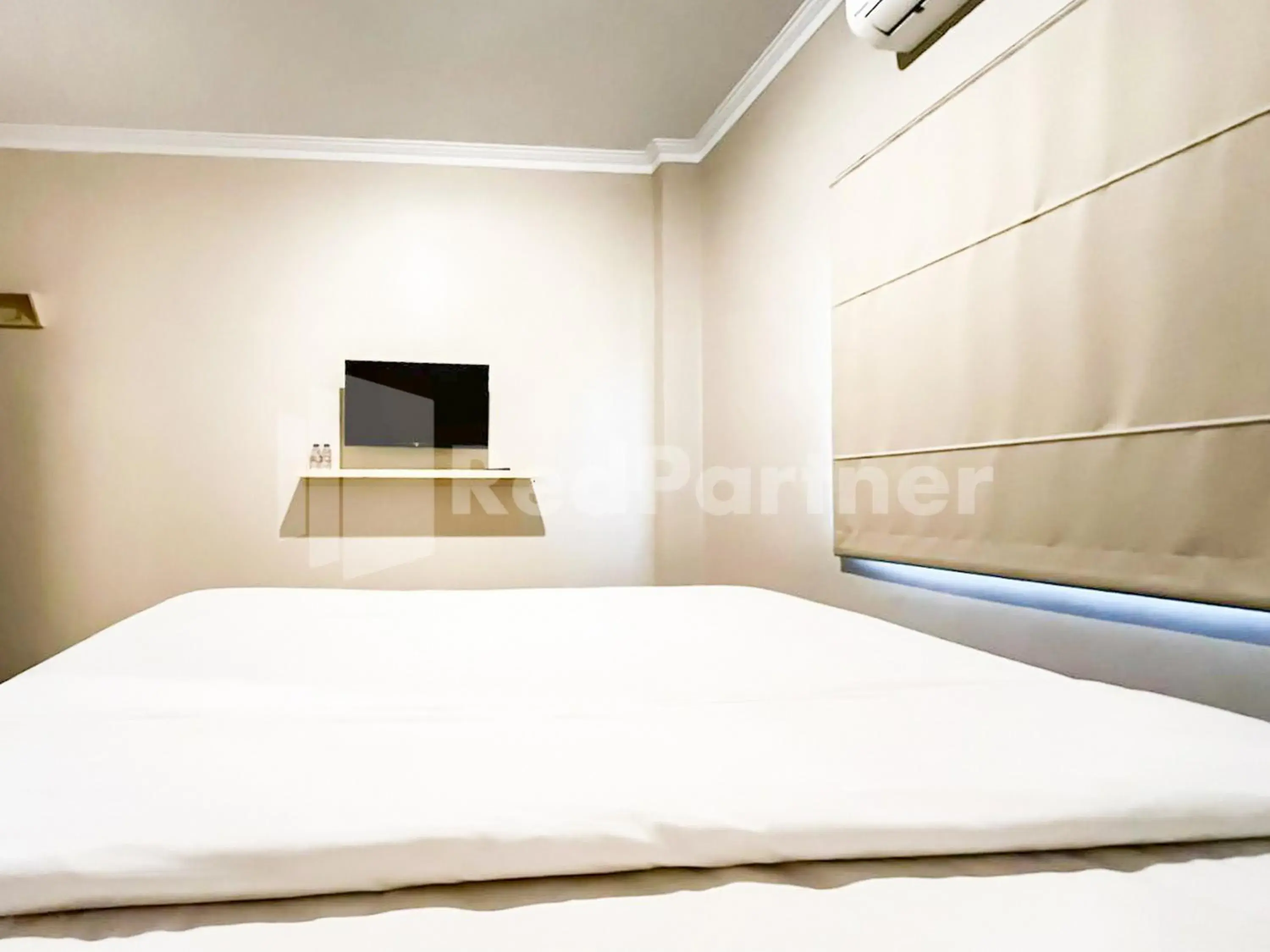 Bed in Hotel Andono near YIA Mitra RedDoorz Bed in Hotel Andono near YIA Mitra RedDoorz