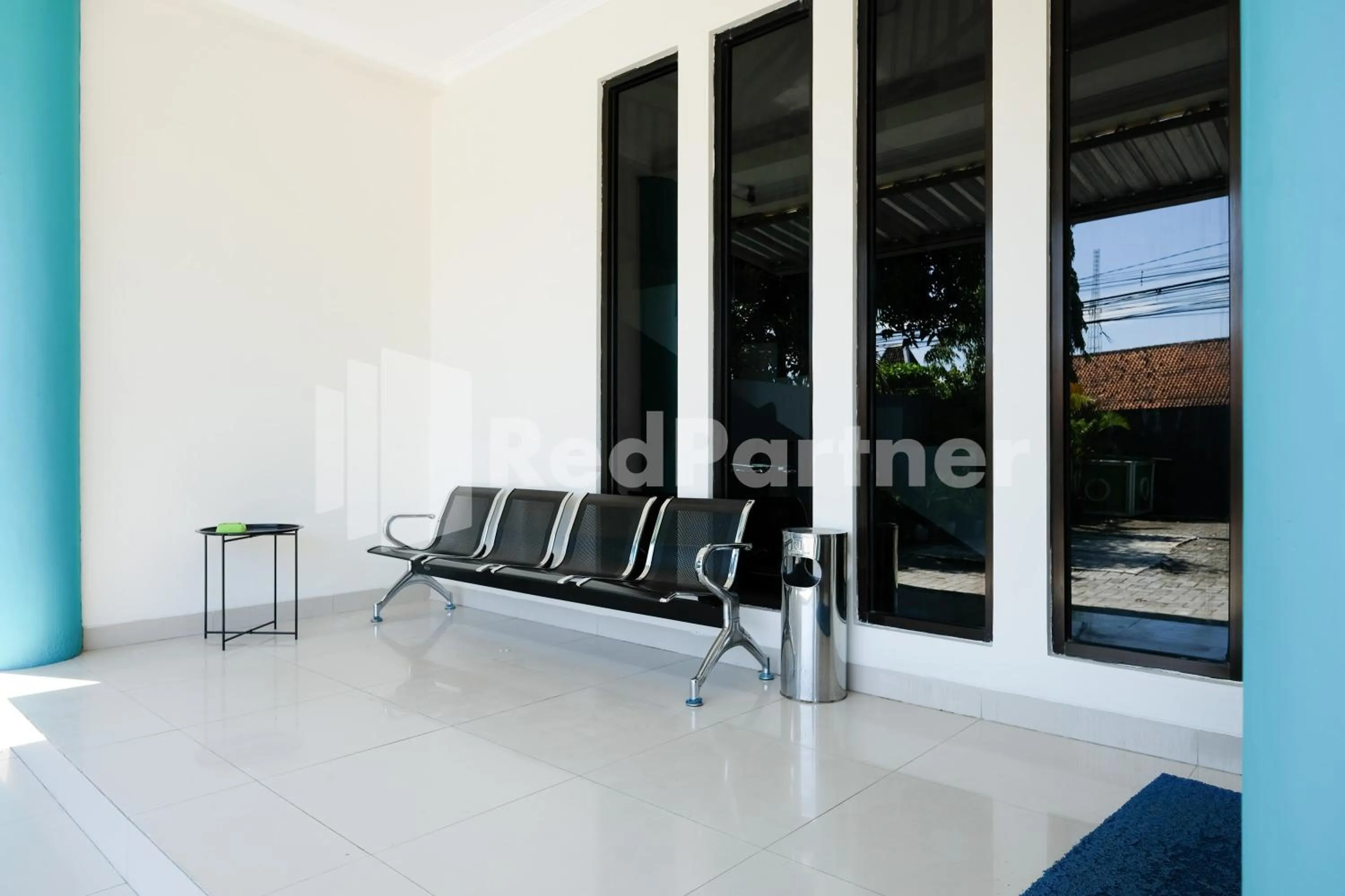 Seating area in Hotel Andono near YIA Mitra RedDoorz
