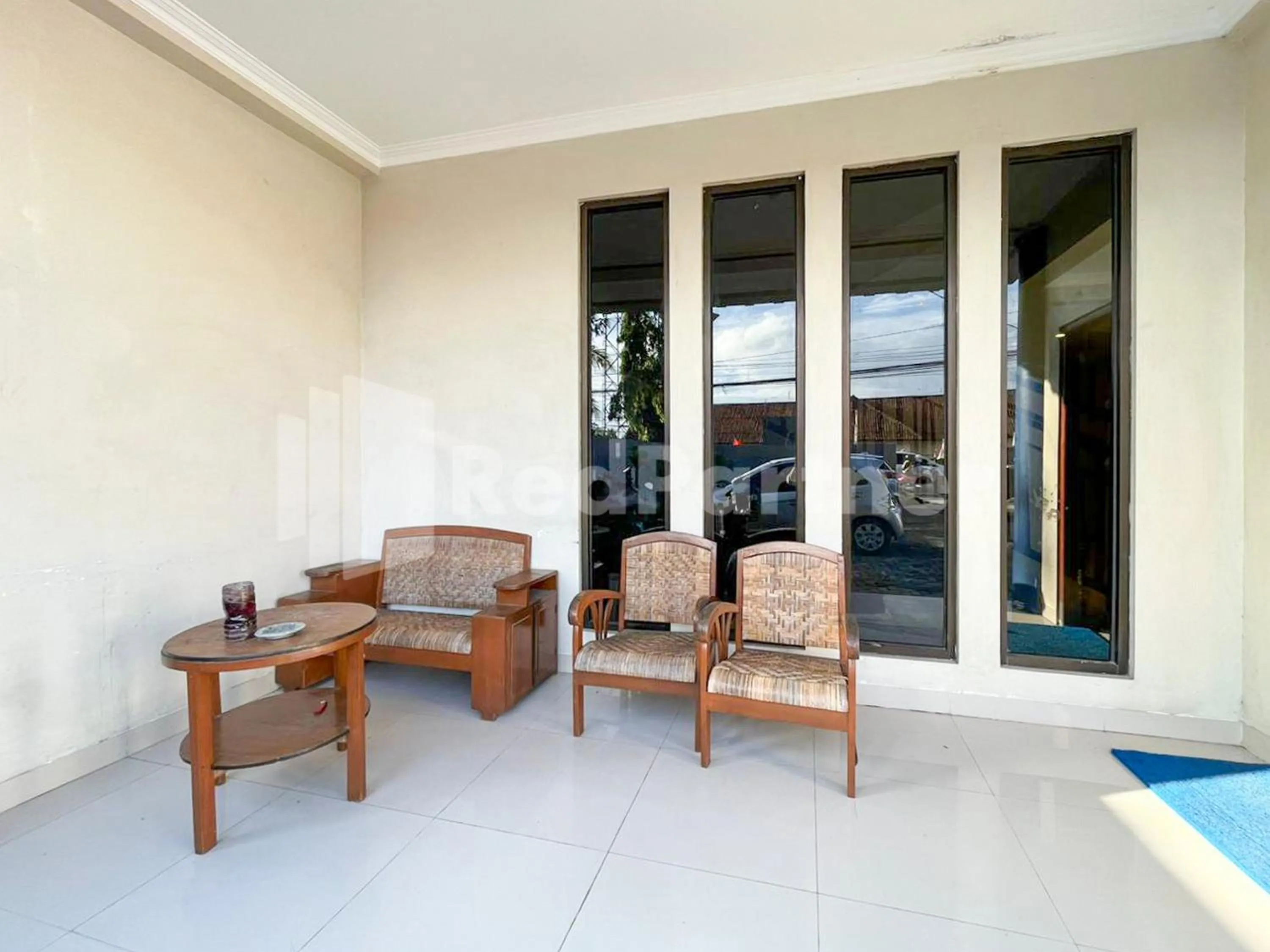 Seating area in Hotel Andono near YIA Mitra RedDoorz