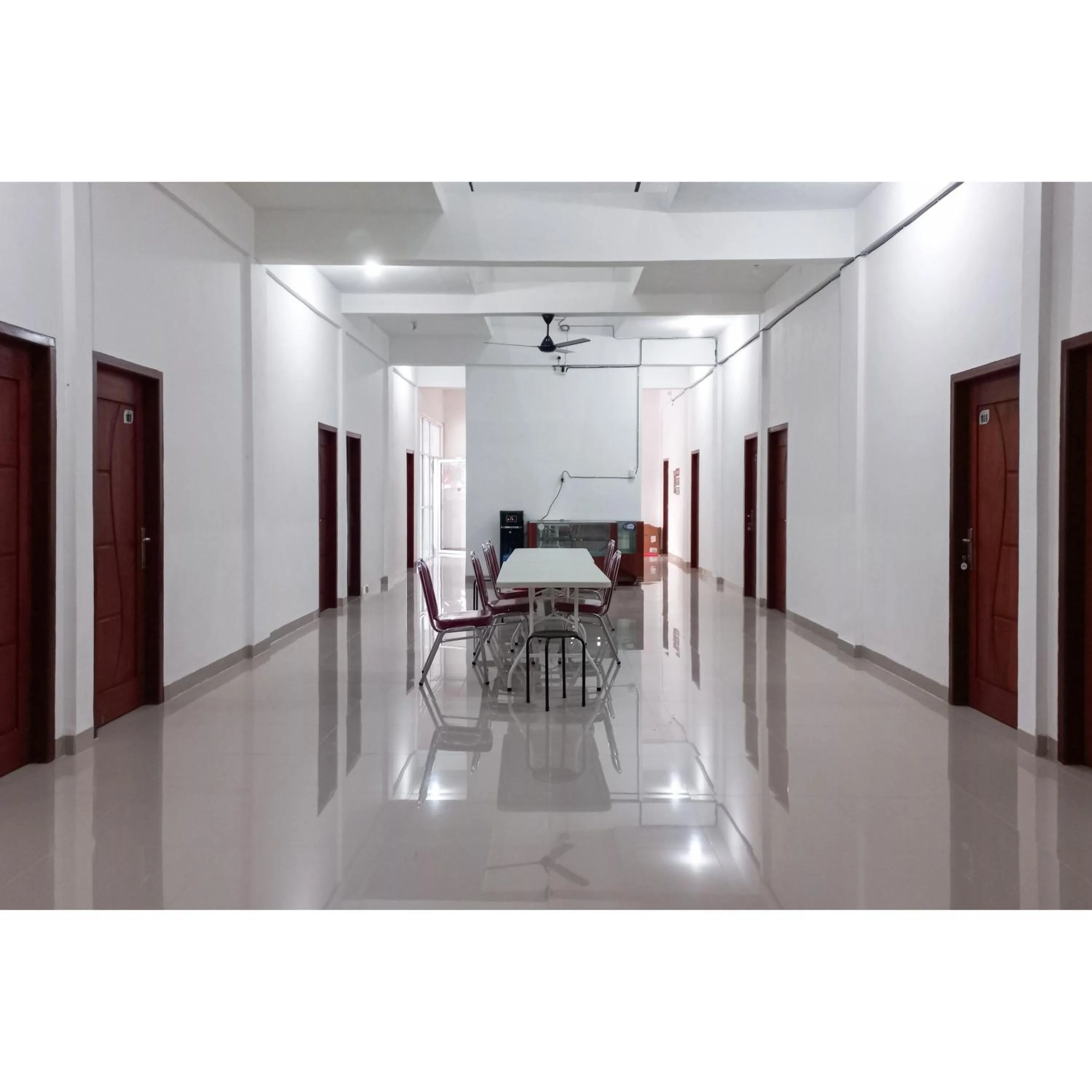 Seating area in RedDoorz near Terminal Roro Bandar Sri Junjungan