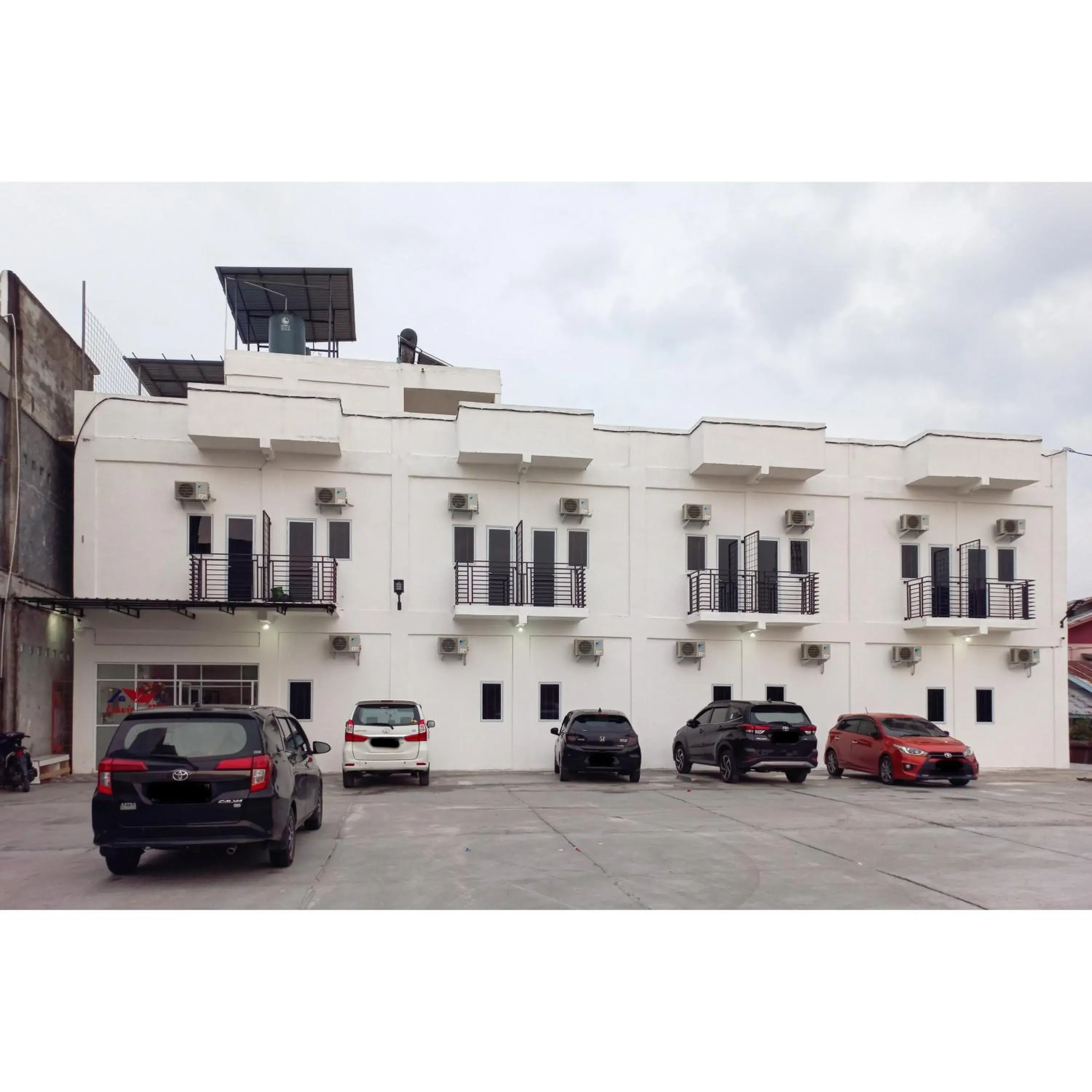 Facade/entrance in RedDoorz near Terminal Roro Bandar Sri Junjungan Facade/entrance in RedDoorz near Terminal Roro Bandar Sri Junjungan