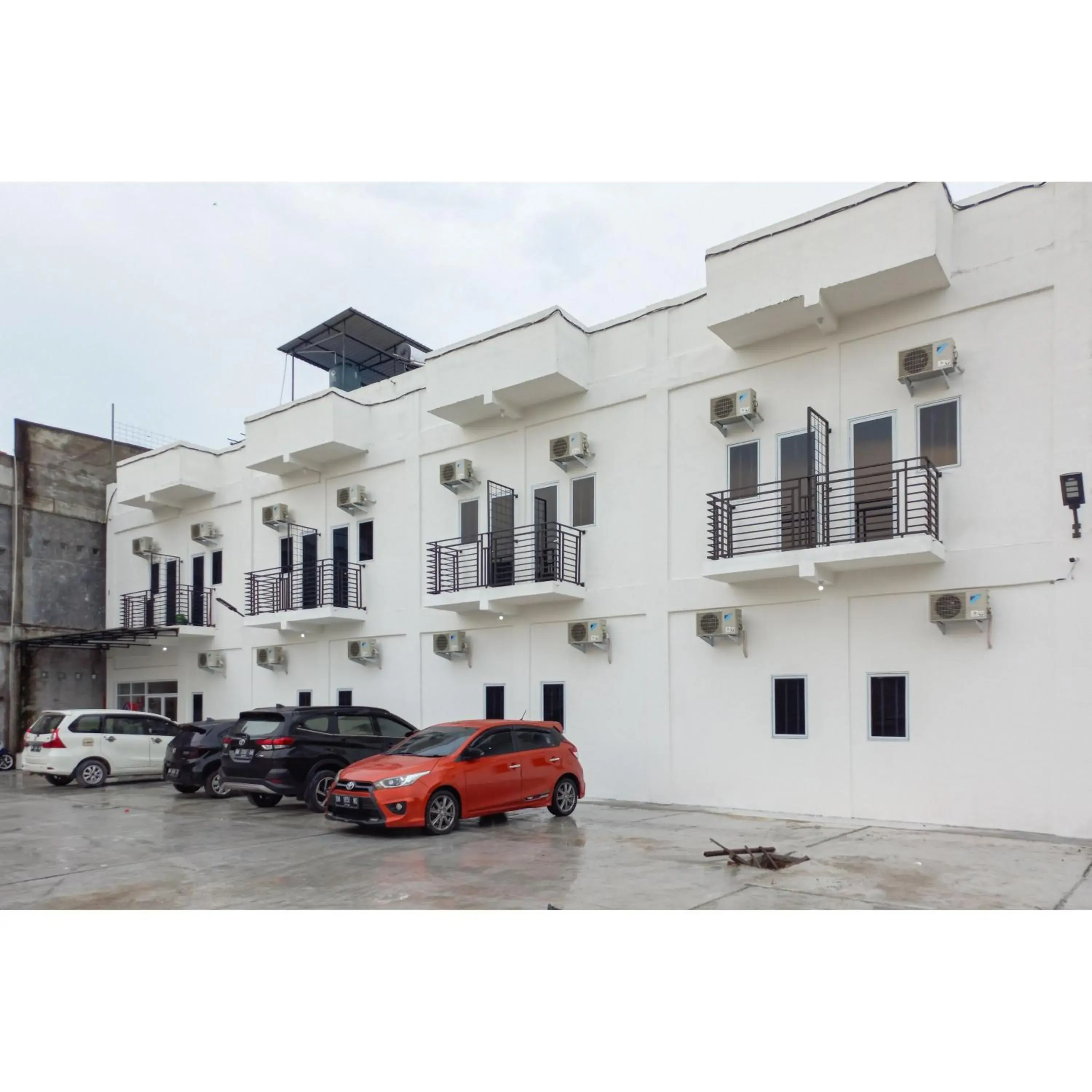 Facade/entrance in RedDoorz near Terminal Roro Bandar Sri Junjungan Facade/entrance in RedDoorz near Terminal Roro Bandar Sri Junjungan