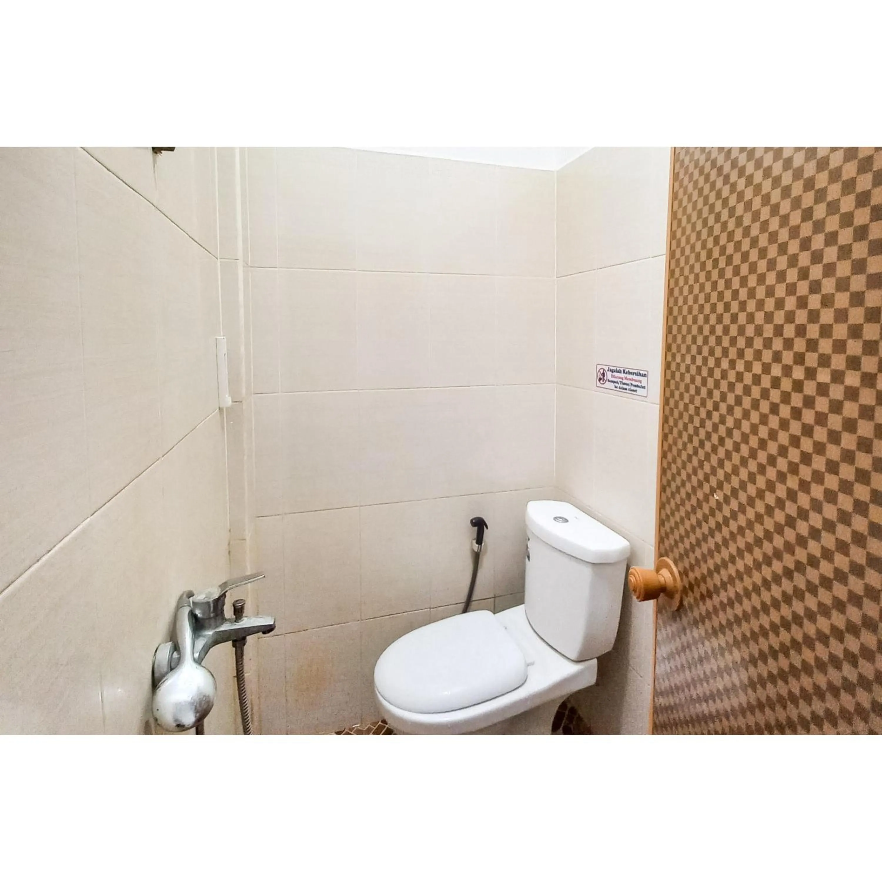 Bathroom in RedDoorz near Terminal Roro Bandar Sri Junjungan