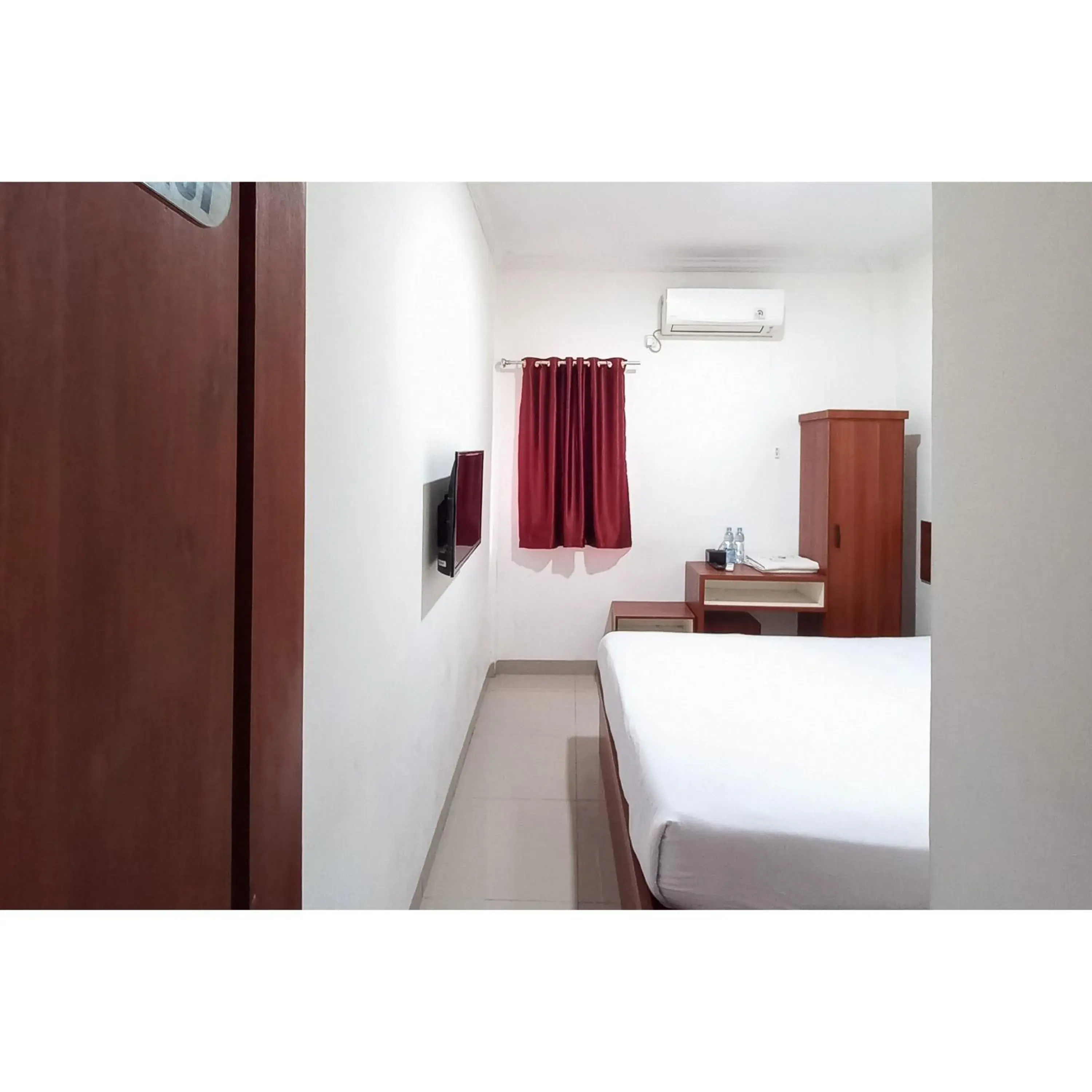 Bedroom, Bed in RedDoorz near Terminal Roro Bandar Sri Junjungan Bedroom, Bed in RedDoorz near Terminal Roro Bandar Sri Junjungan