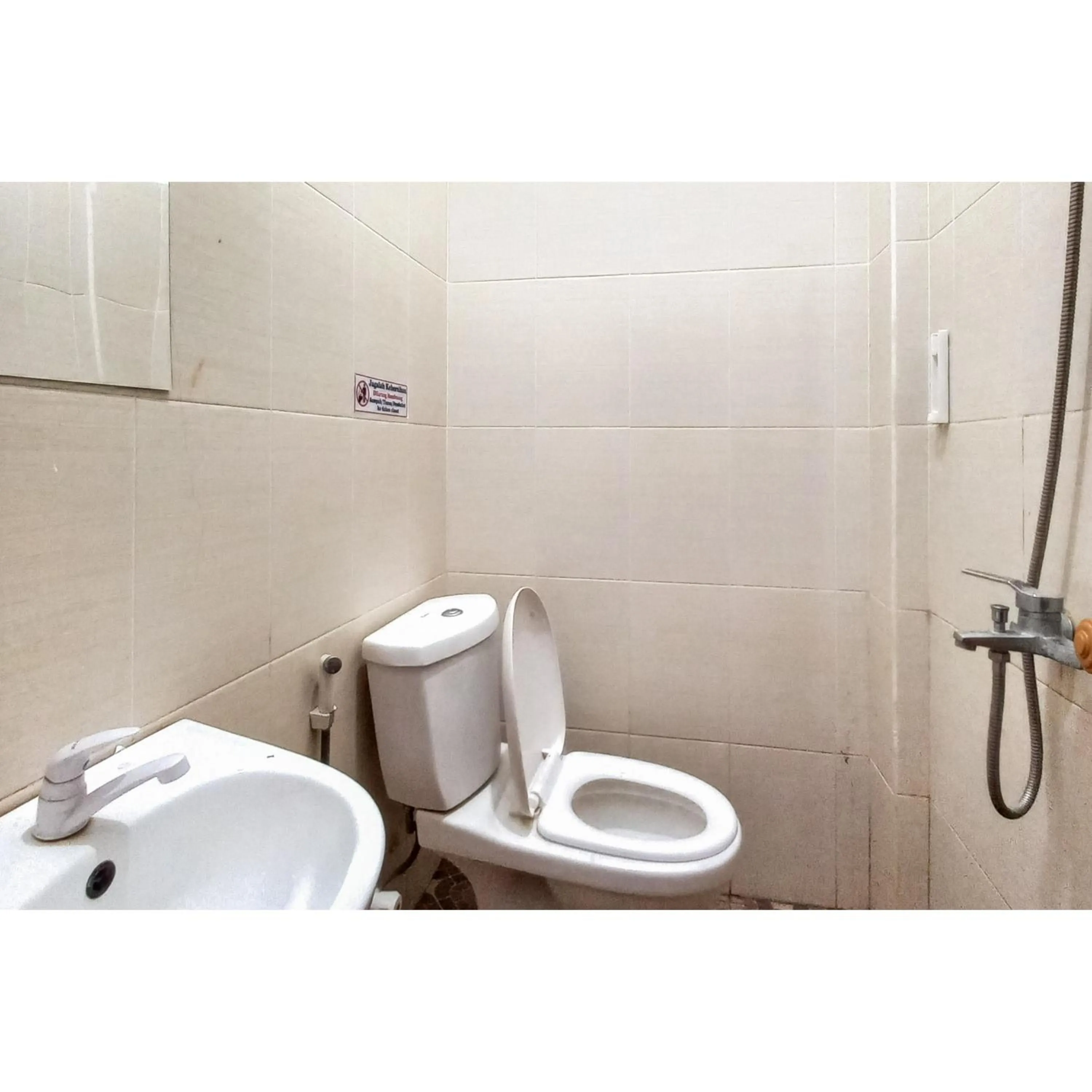 Bathroom in RedDoorz near Terminal Roro Bandar Sri Junjungan