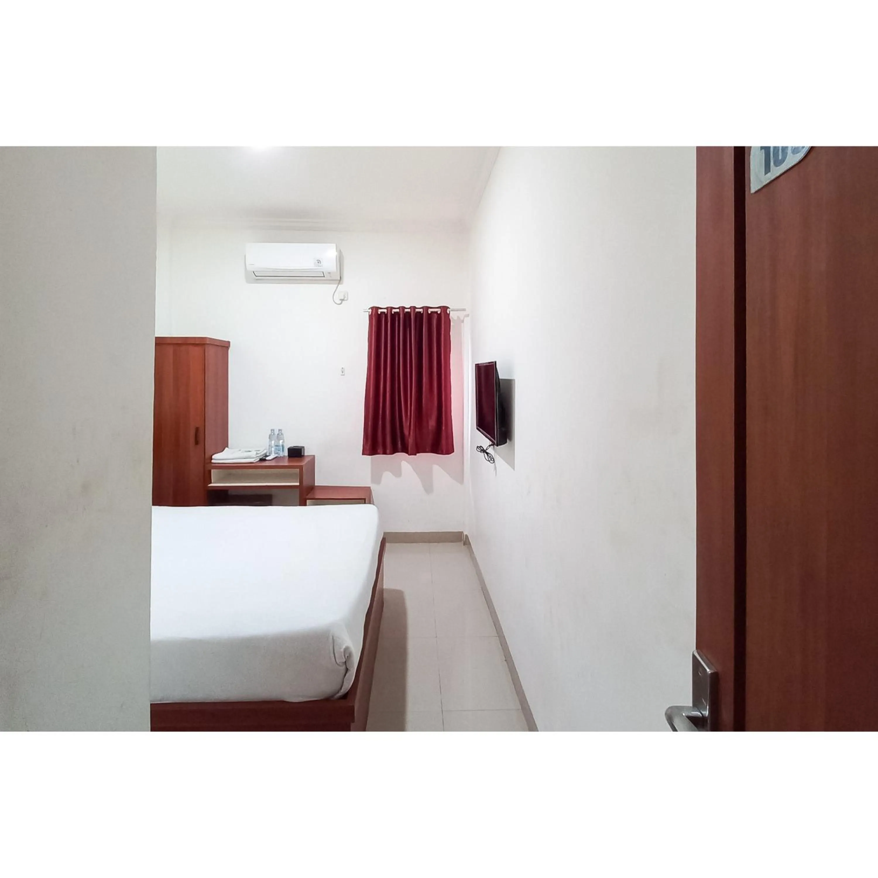 Bedroom in RedDoorz near Terminal Roro Bandar Sri Junjungan