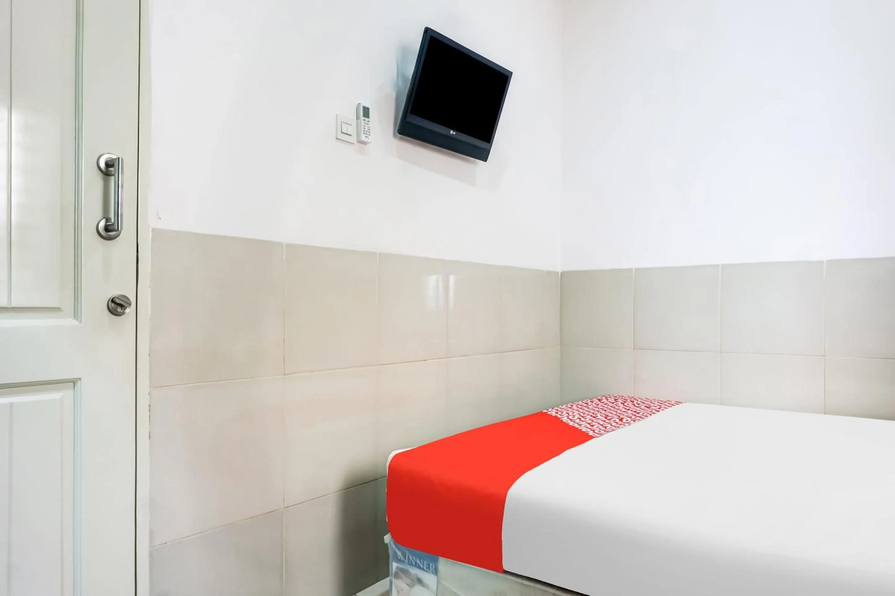 Bedroom, Bed in OYO 91316 Hh Guest House Makassar
