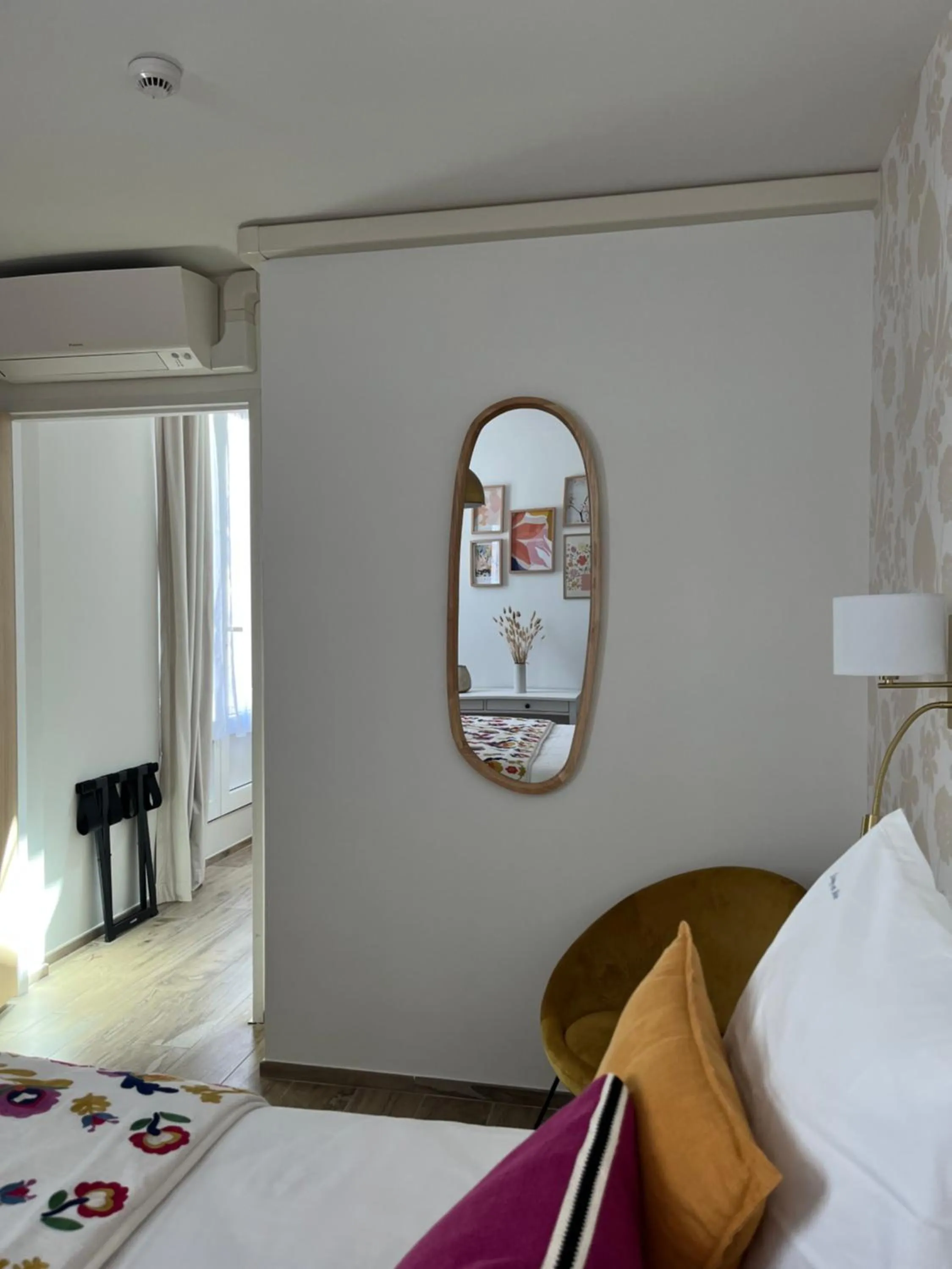 Decorative detail, Bed in Hôtel Échappée en Baie - Parking privé gratuit dont forfaits bornes électriques réservable