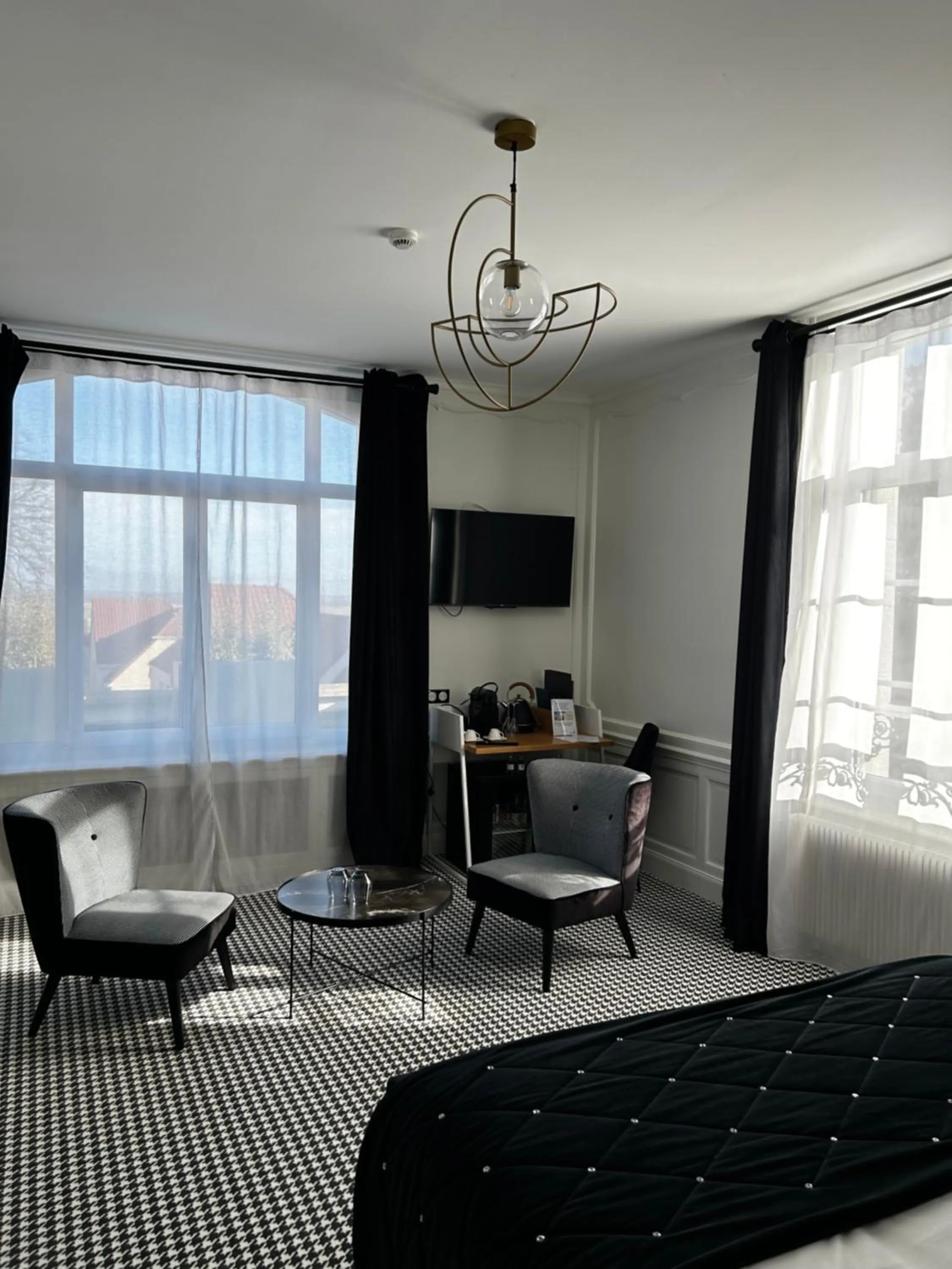 Photo of the whole room, Bed in Hôtel Échappée en Baie - Parking privé gratuit dont forfaits bornes électriques réservable