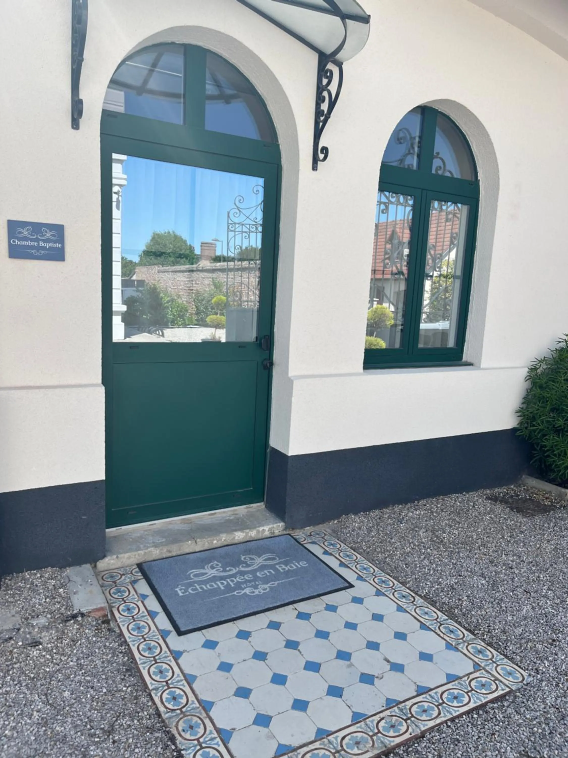 Hôtel Échappée en Baie - Parking privé gratuit dont forfaits bornes électriques réservable