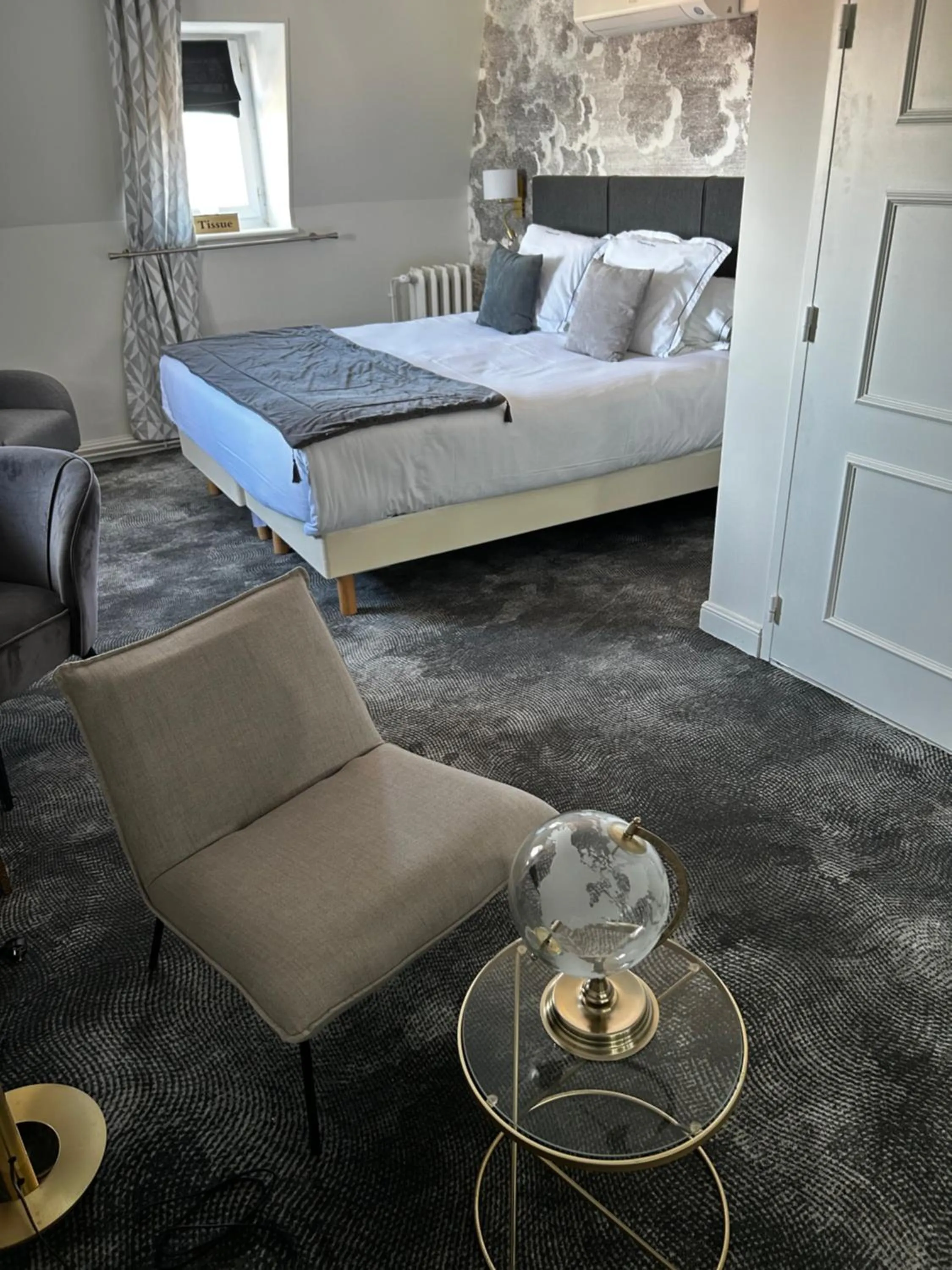 Photo of the whole room, Bed in Hôtel Échappée en Baie - Parking privé gratuit dont forfaits bornes électriques réservable