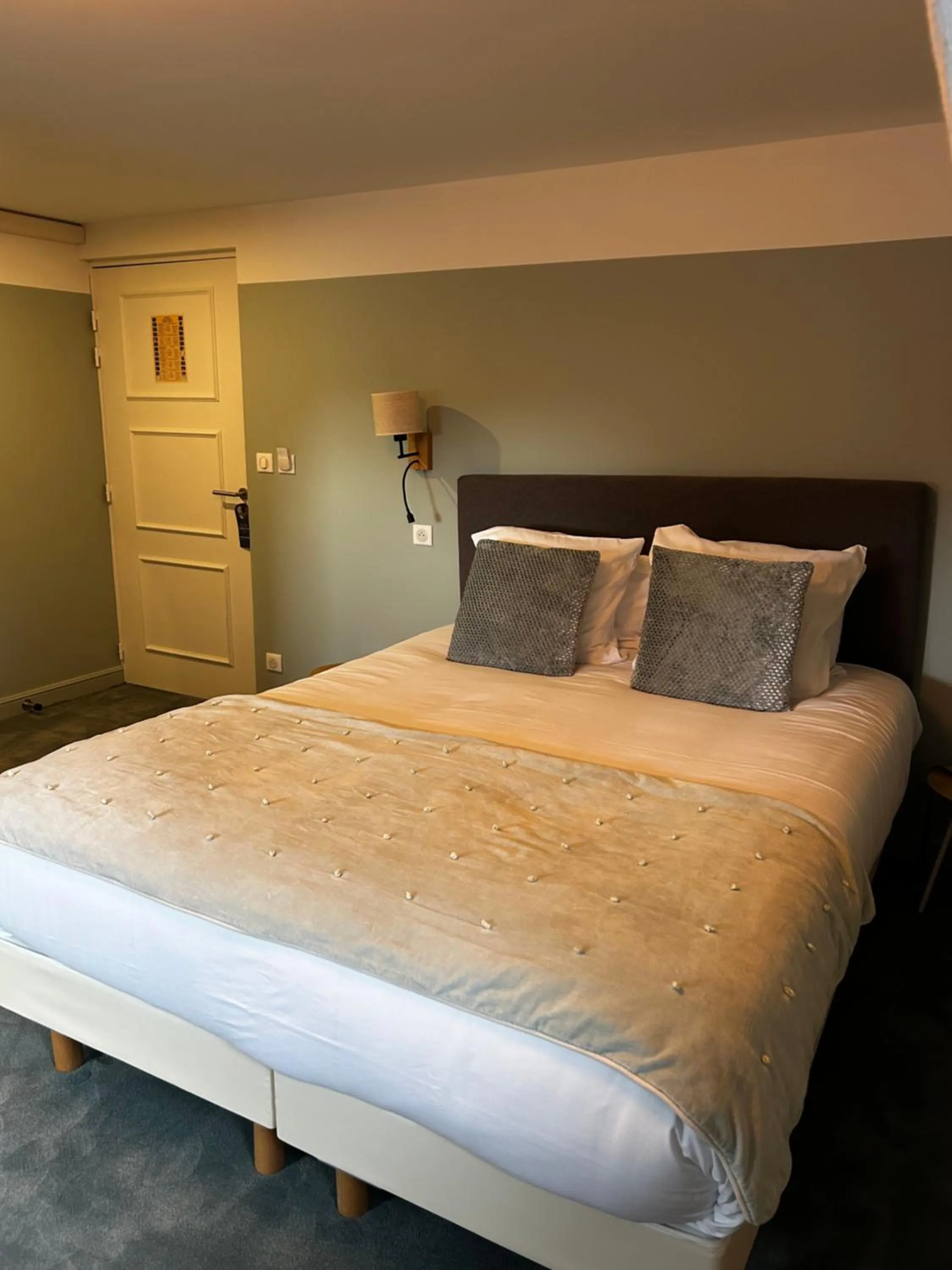 Photo of the whole room, Bed in Hôtel Échappée en Baie - Parking privé gratuit dont forfaits bornes électriques réservable