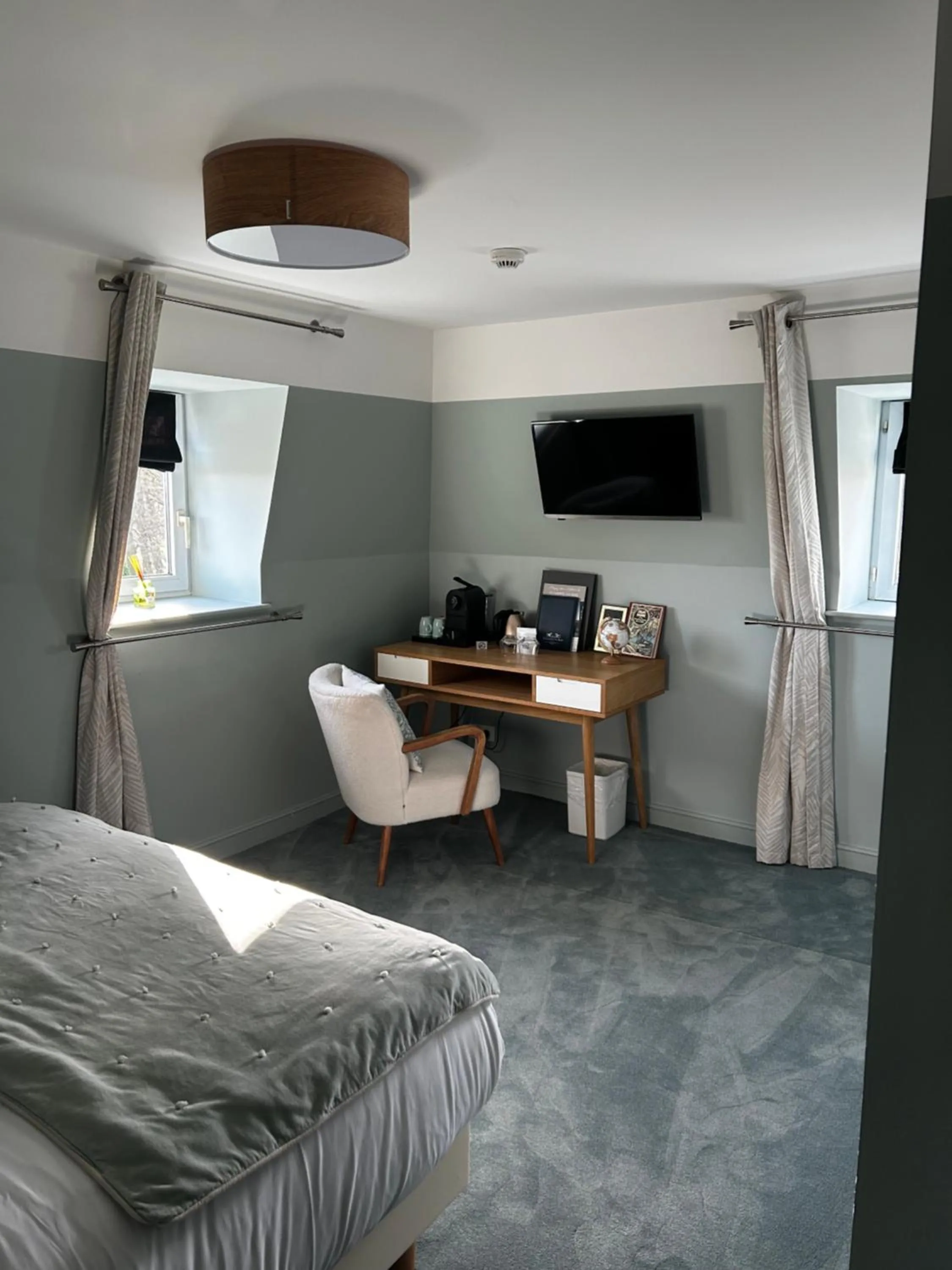 Photo of the whole room, Bed in Hôtel Échappée en Baie - Parking privé gratuit dont forfaits bornes électriques réservable