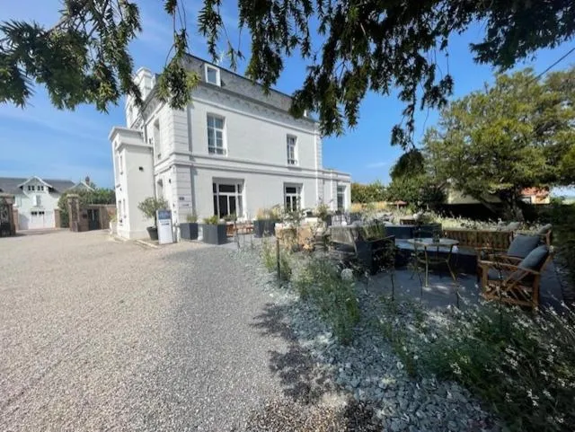 Property building in Hôtel Échappée en Baie - Parking privé gratuit dont forfaits bornes électriques réservable