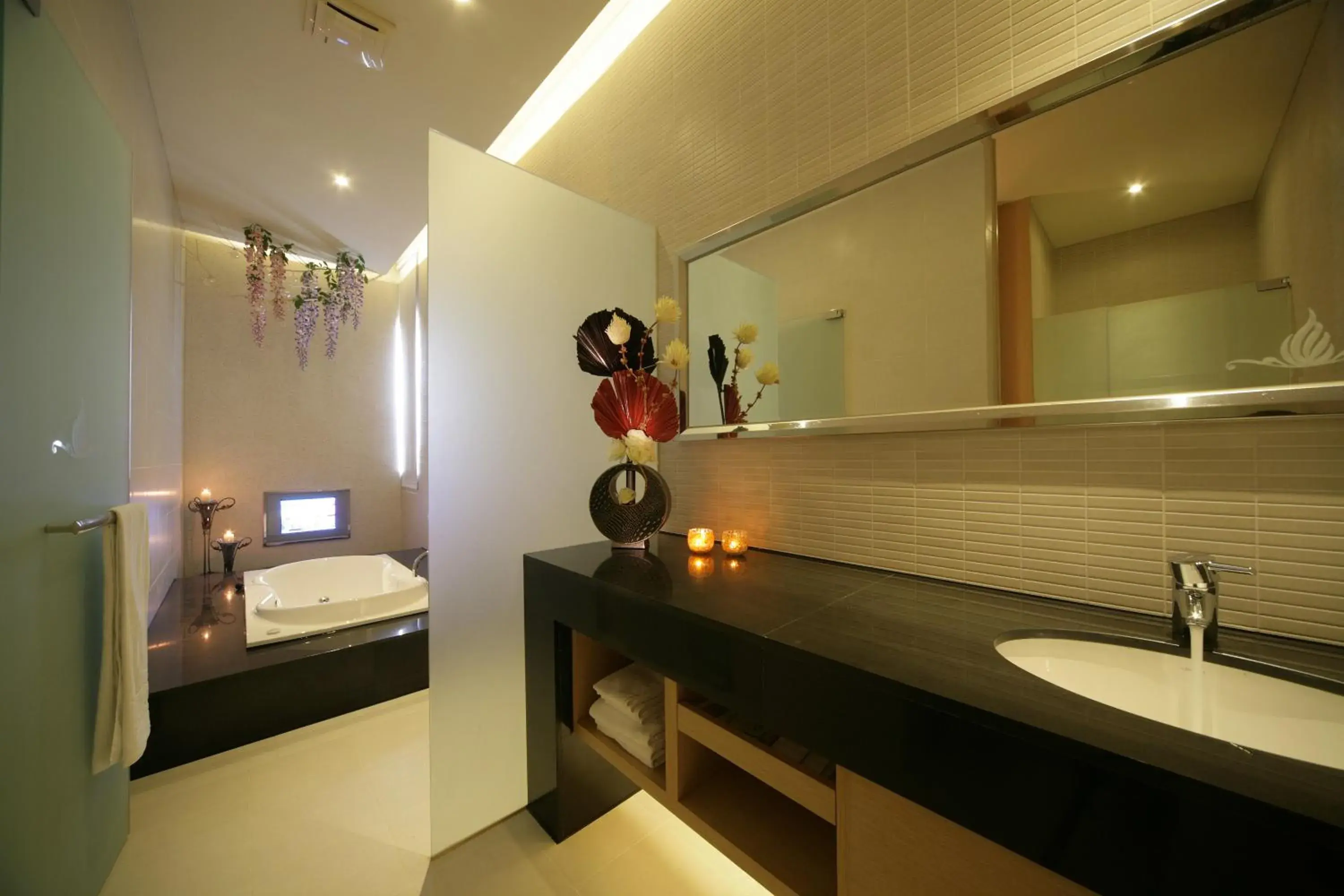Shower, Bathroom in Dubai Villa Motel