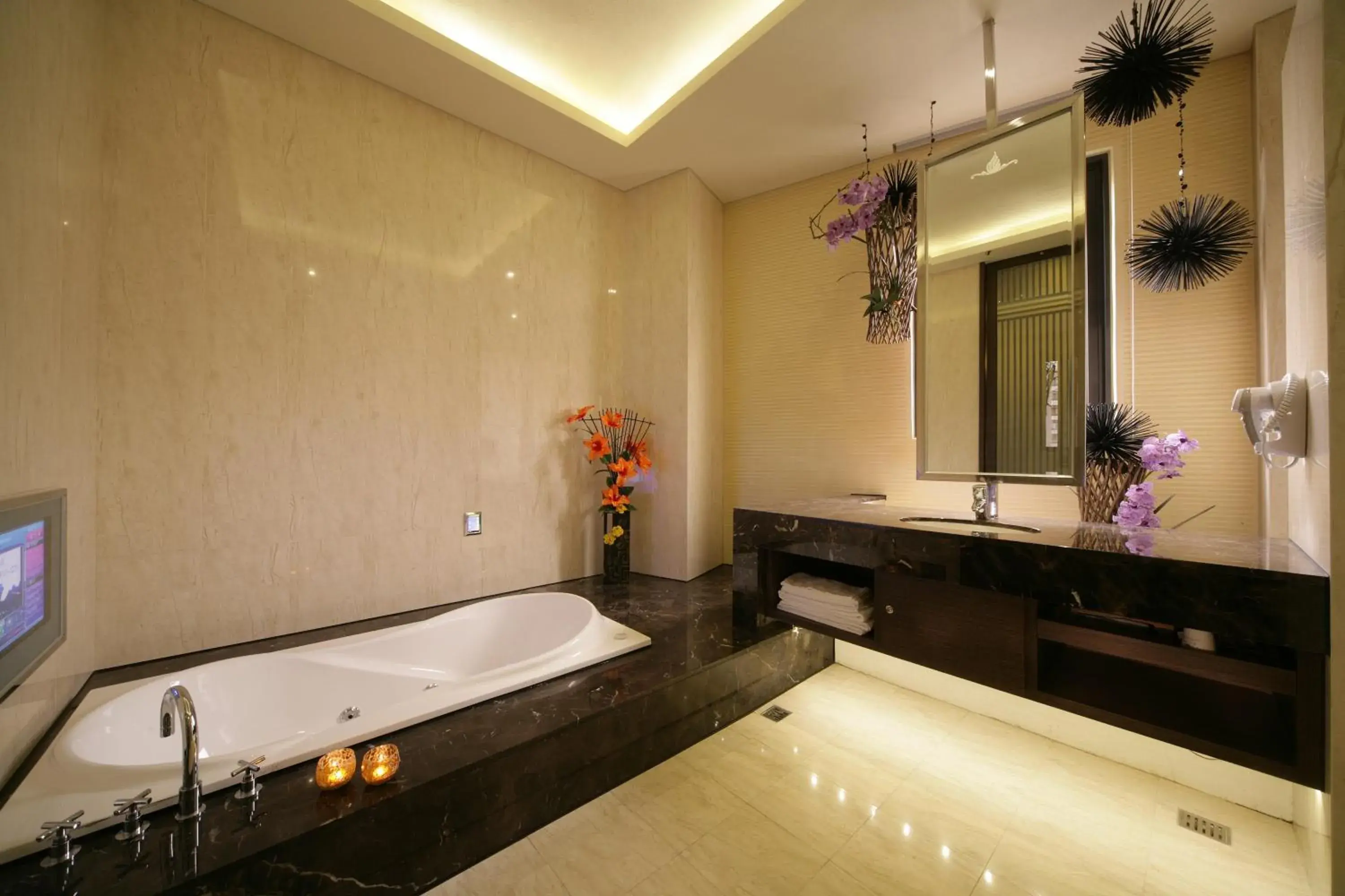 Hot Tub, Bathroom in Dubai Villa Motel