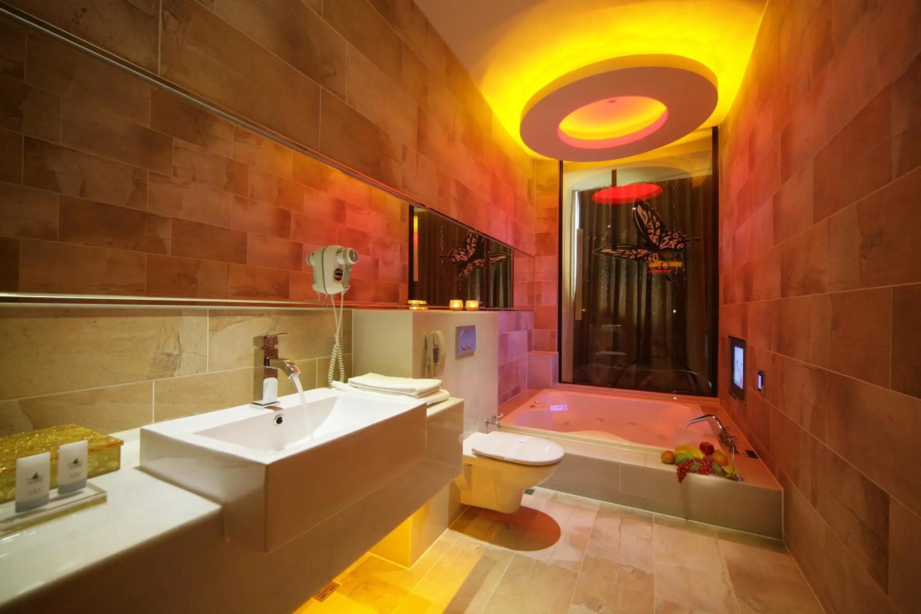 Shower, Bathroom in Dubai Villa Motel