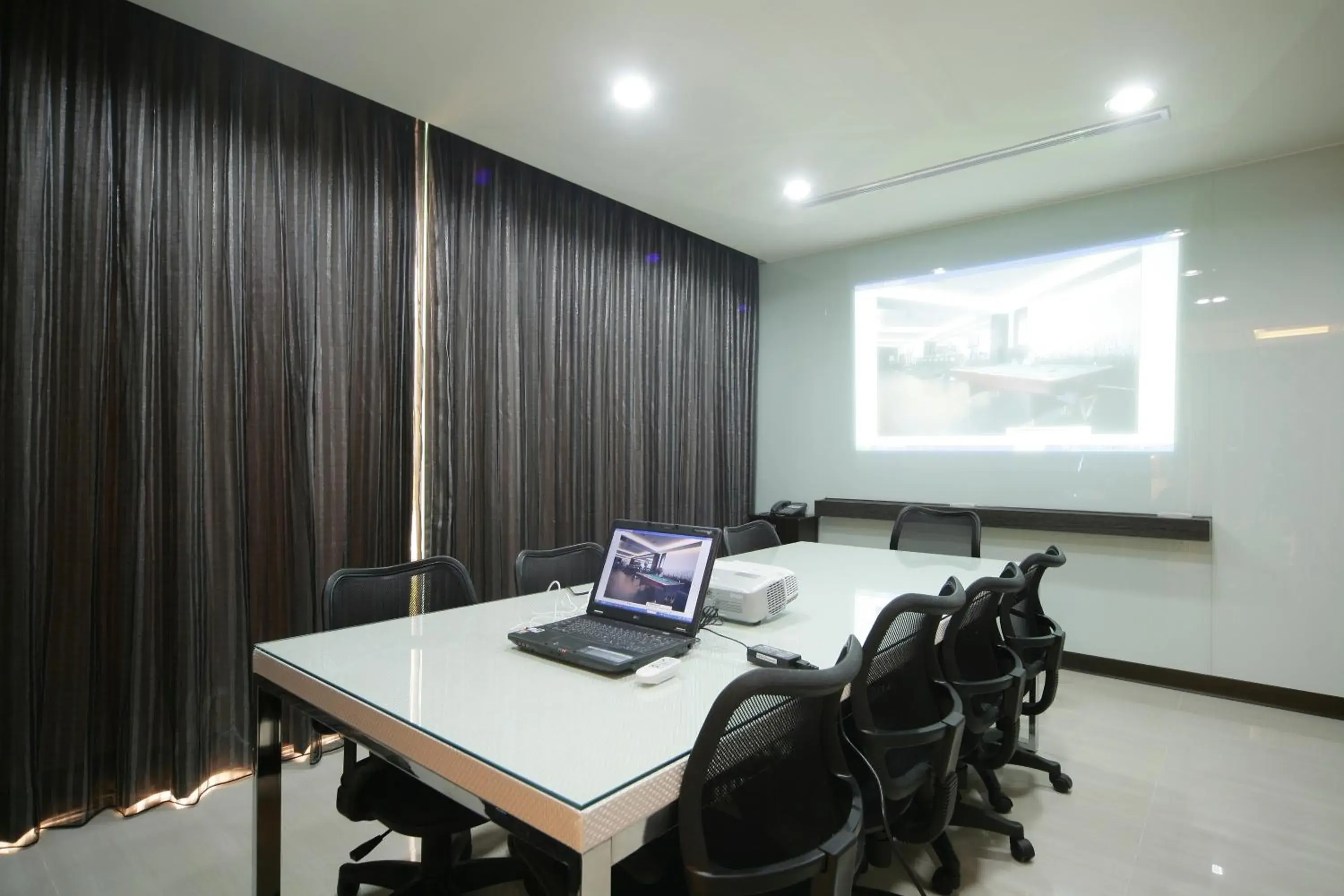 Business facilities in Dubai Villa Motel