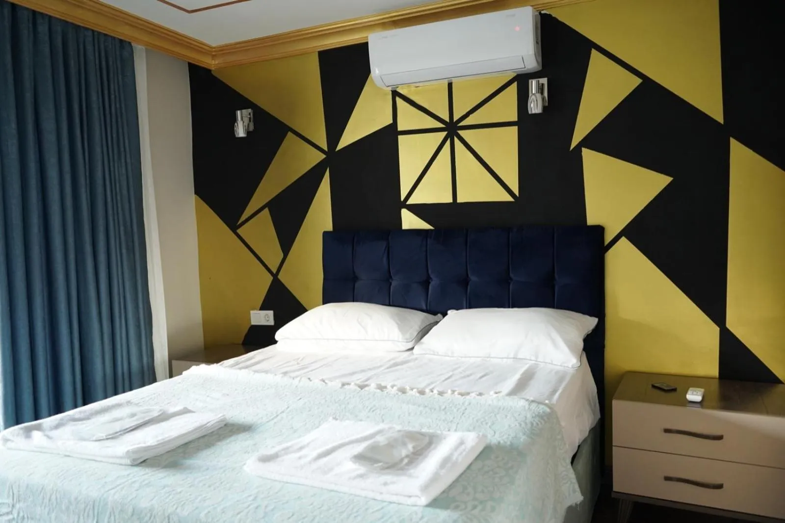 Bedroom, Bed in Middle Village