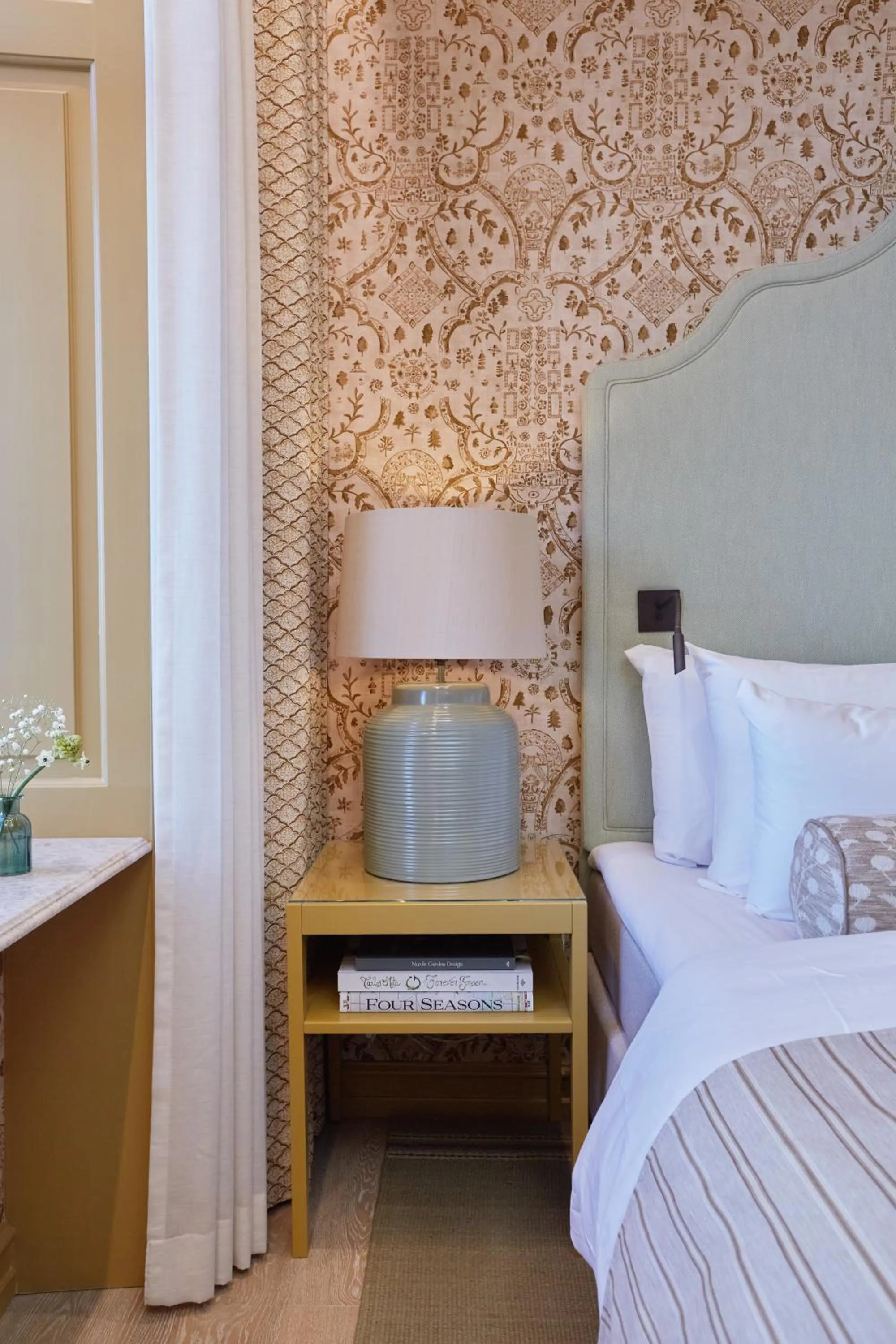 Bed in Henriks Hotel