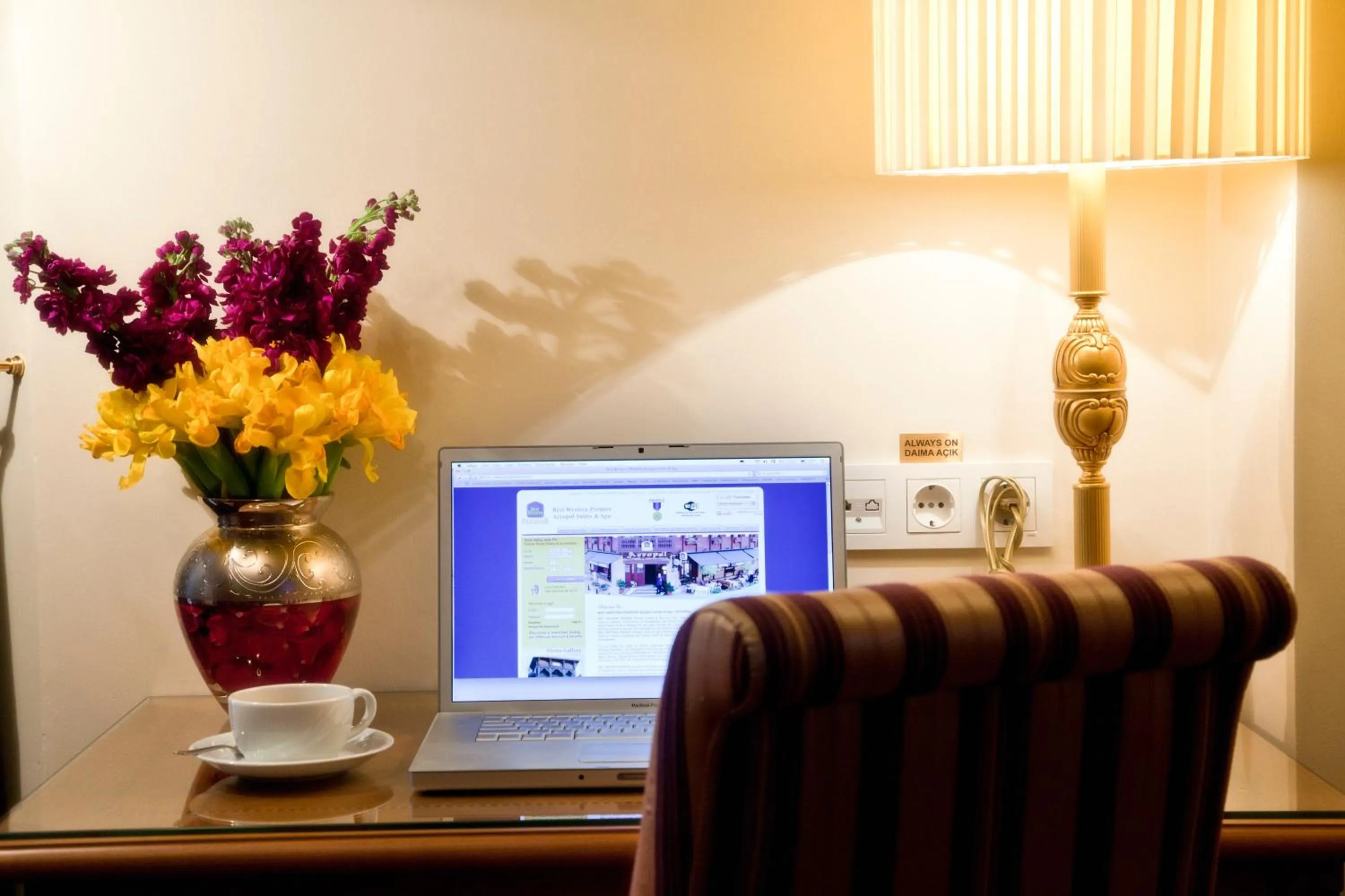 Seating area in GLK PREMIER Acropol Suites & Spa