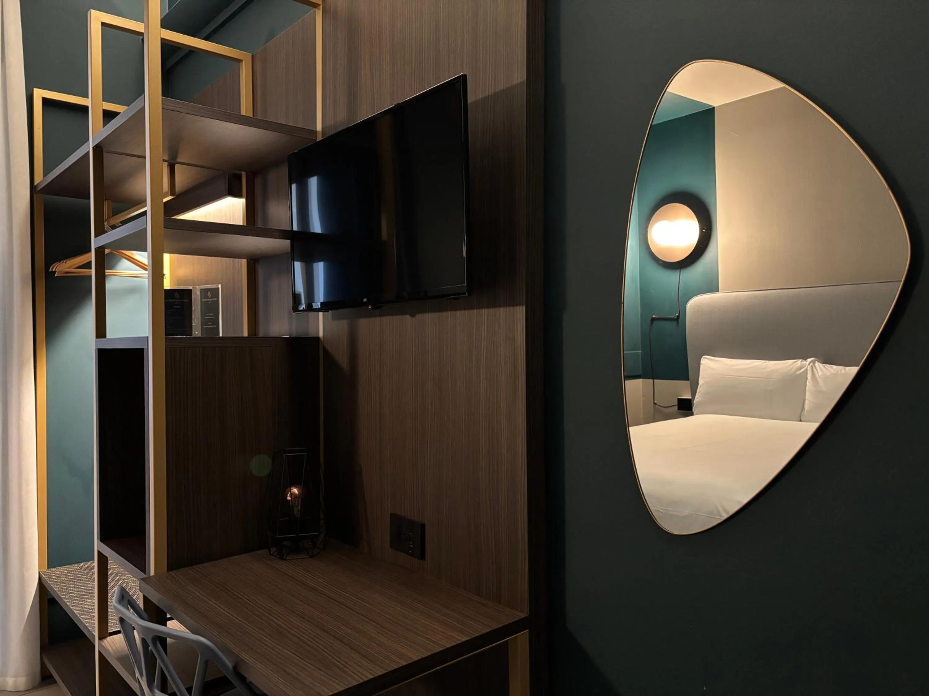 Communal lounge/ TV room, Bed in AV Hotel Milano