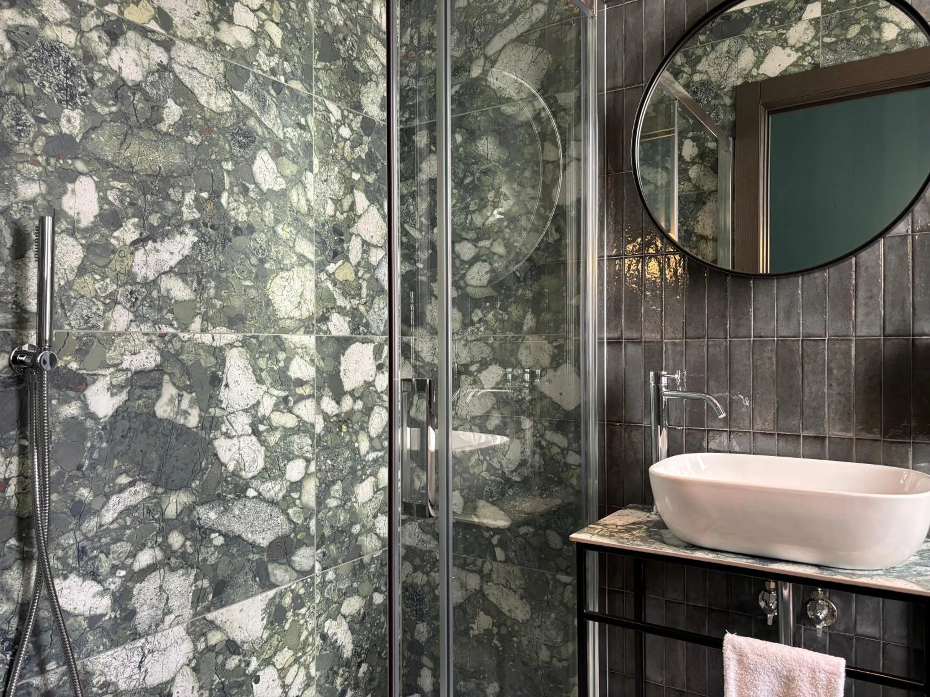 Shower in AV Hotel Milano