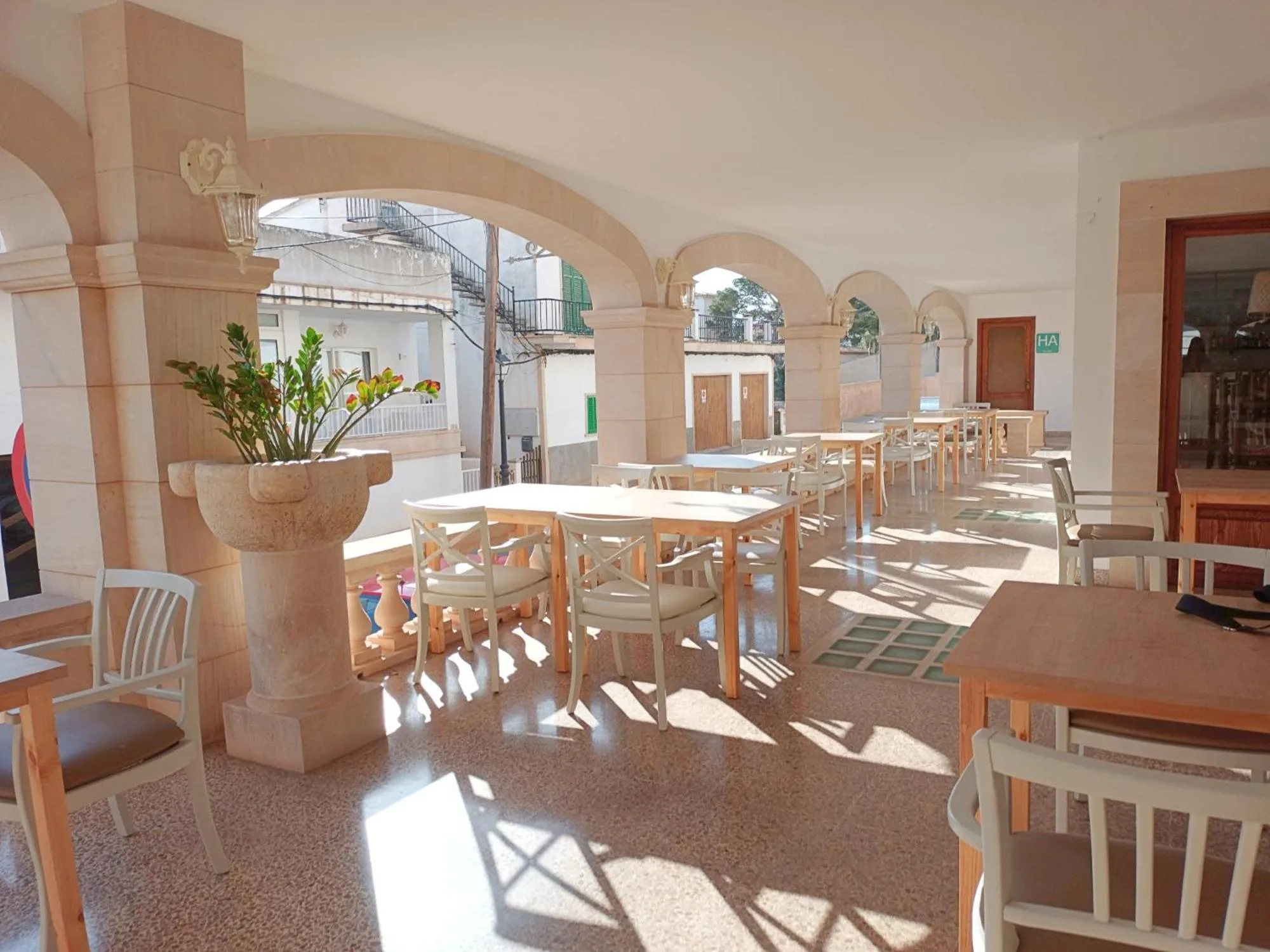 Restaurant/places to eat in Hotel Nou Can Guillem
