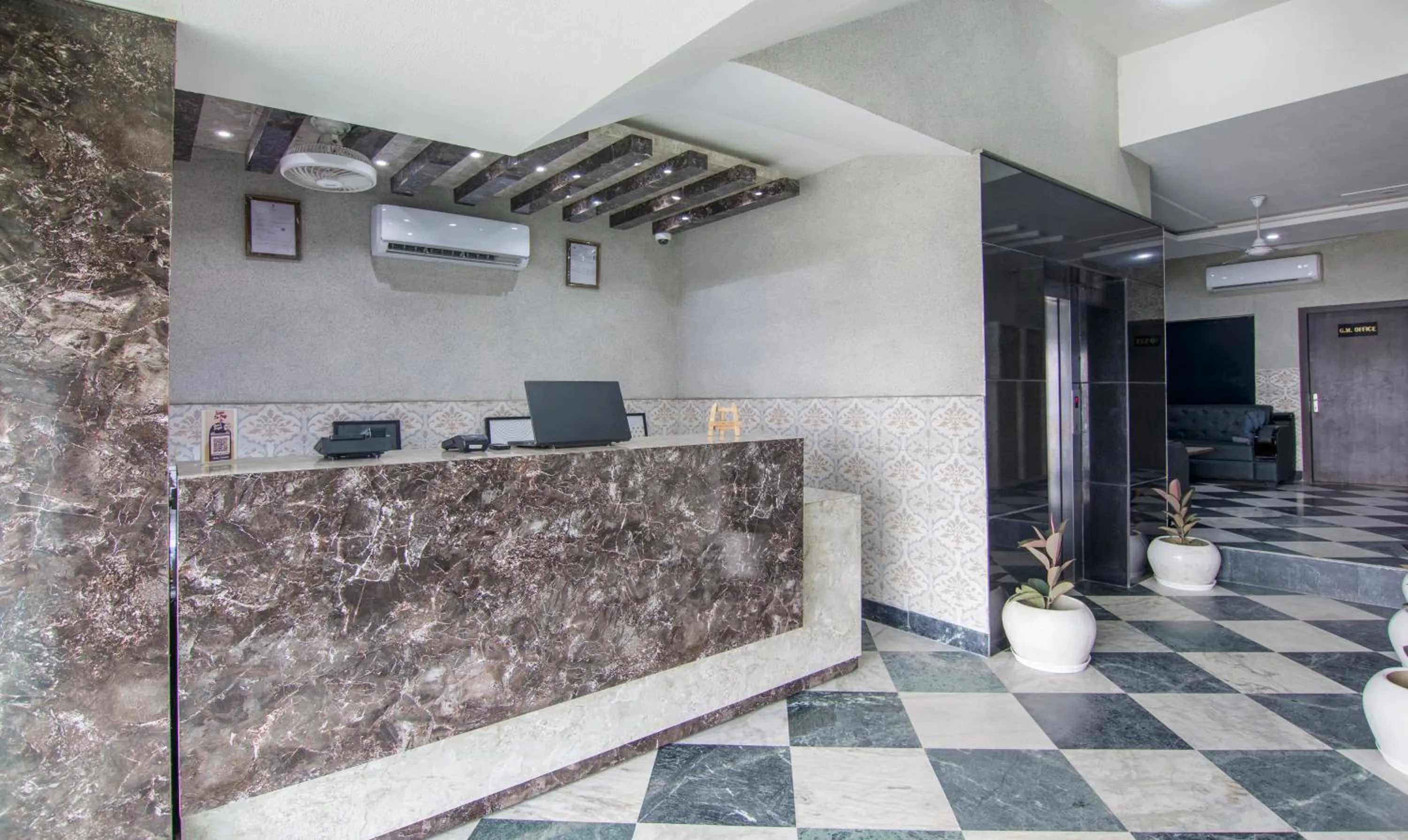 Lobby or reception in Treebo Trinetar International
