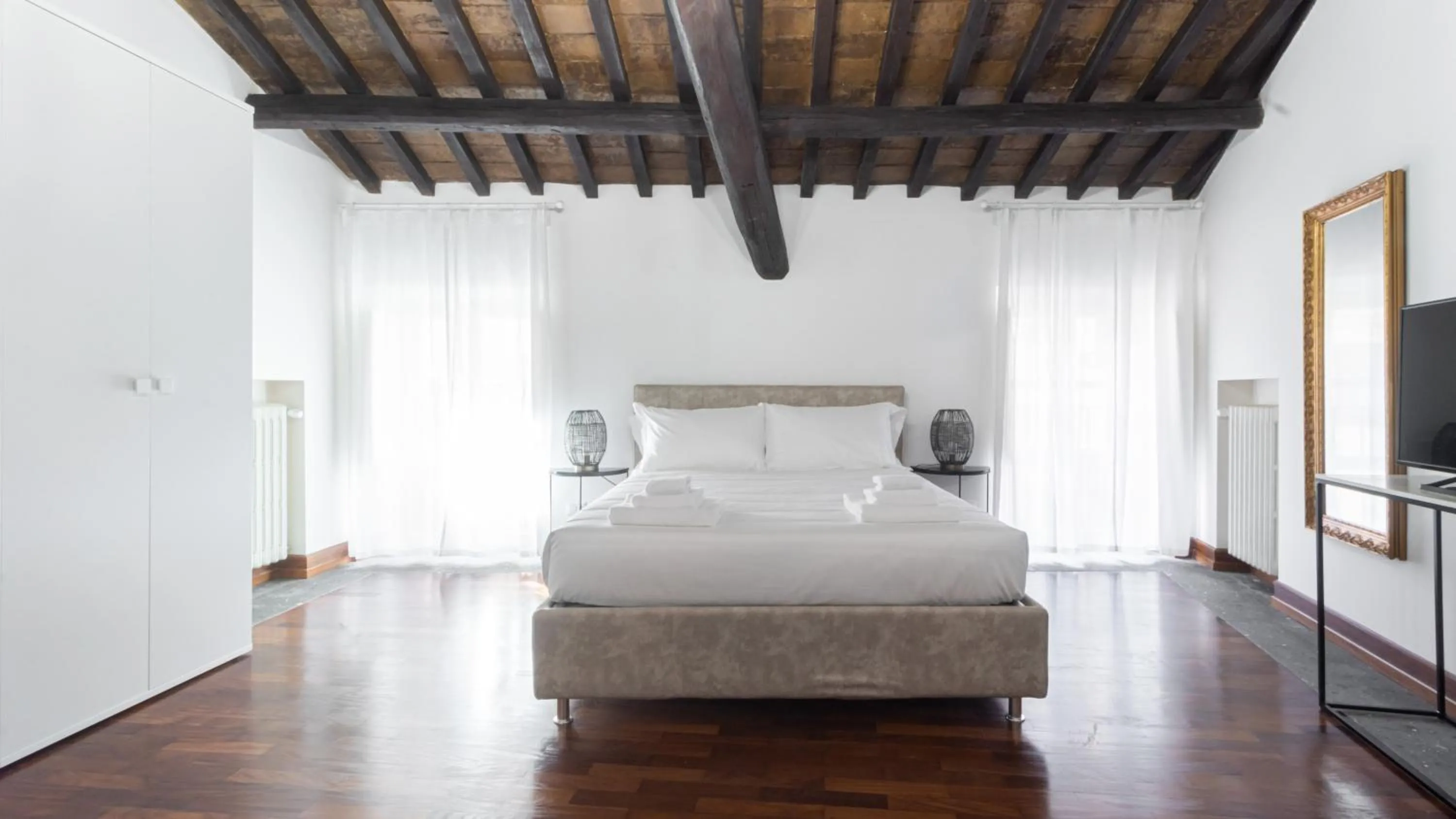 Bed in Italianway Collection - Barberini Elegantia Apartments Roma