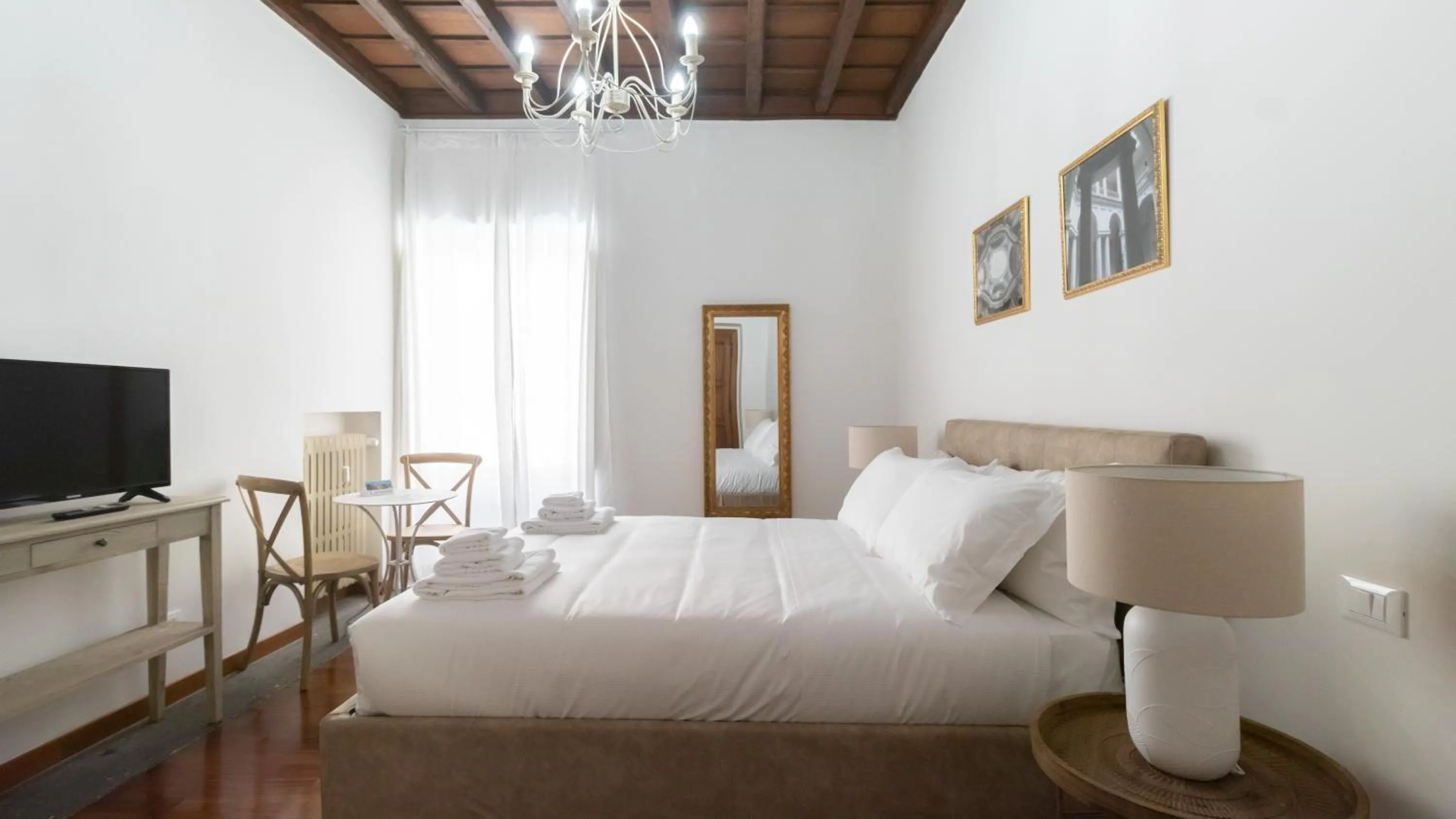 Bed in Italianway Collection - Barberini Elegantia Apartments Roma