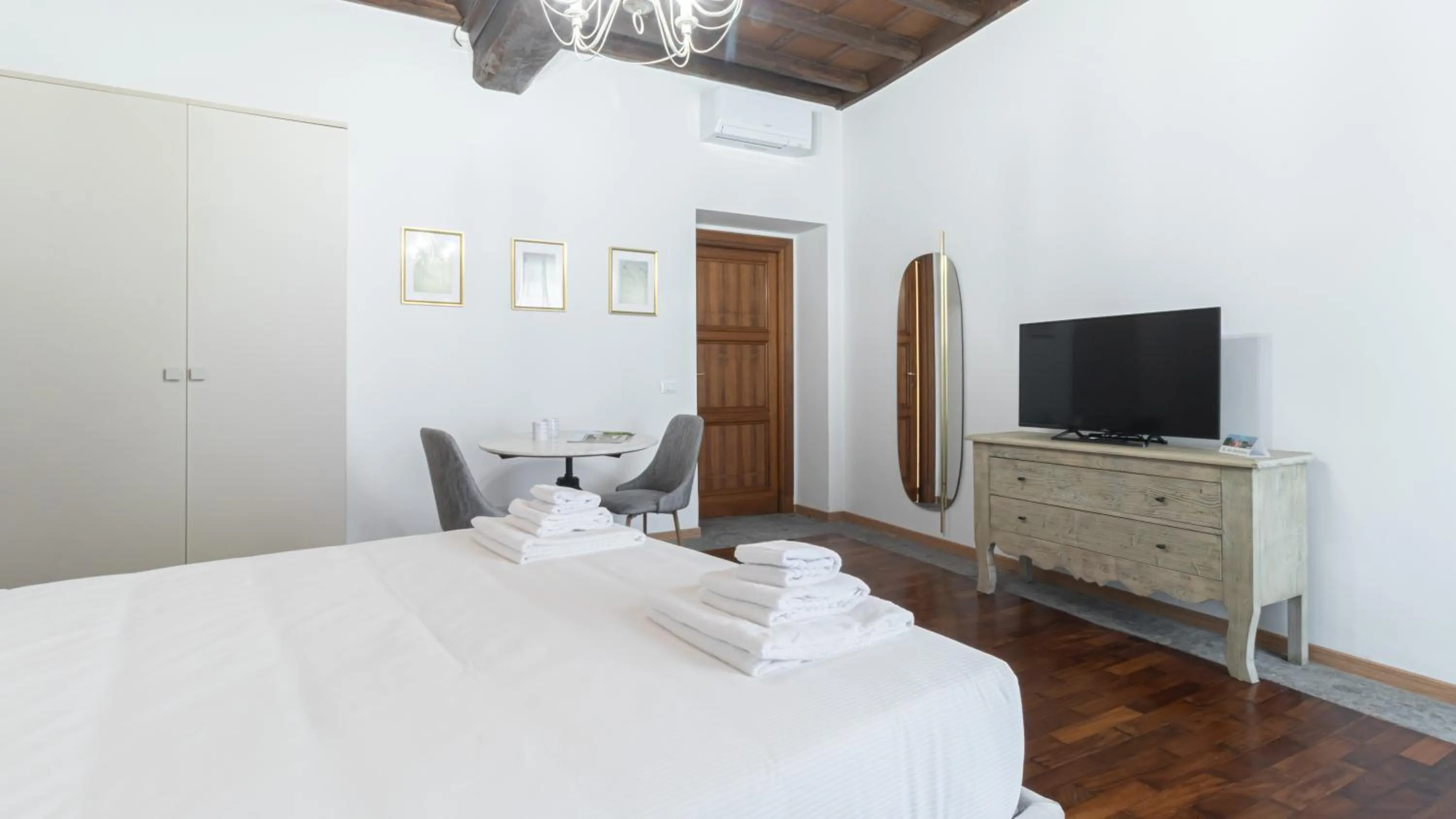 Bed in Italianway Collection - Barberini Elegantia Apartments Roma