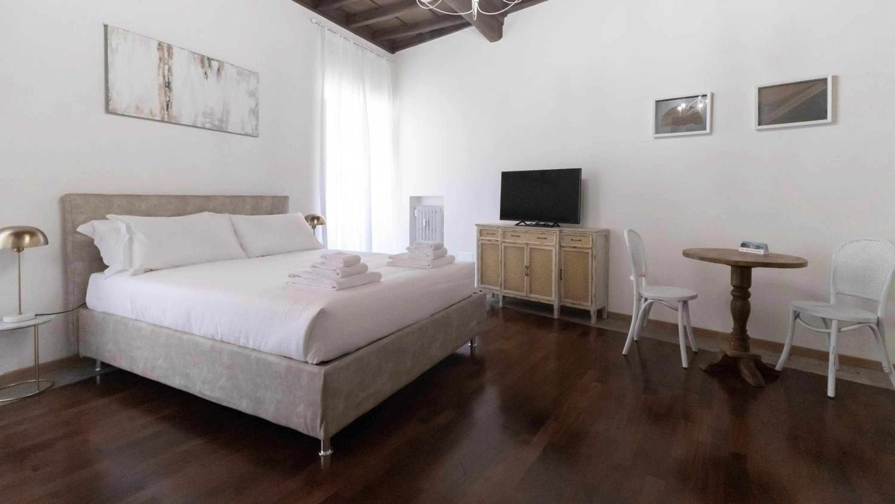 Photo of the whole room, Bed in Italianway Collection - Barberini Elegantia Apartments Roma