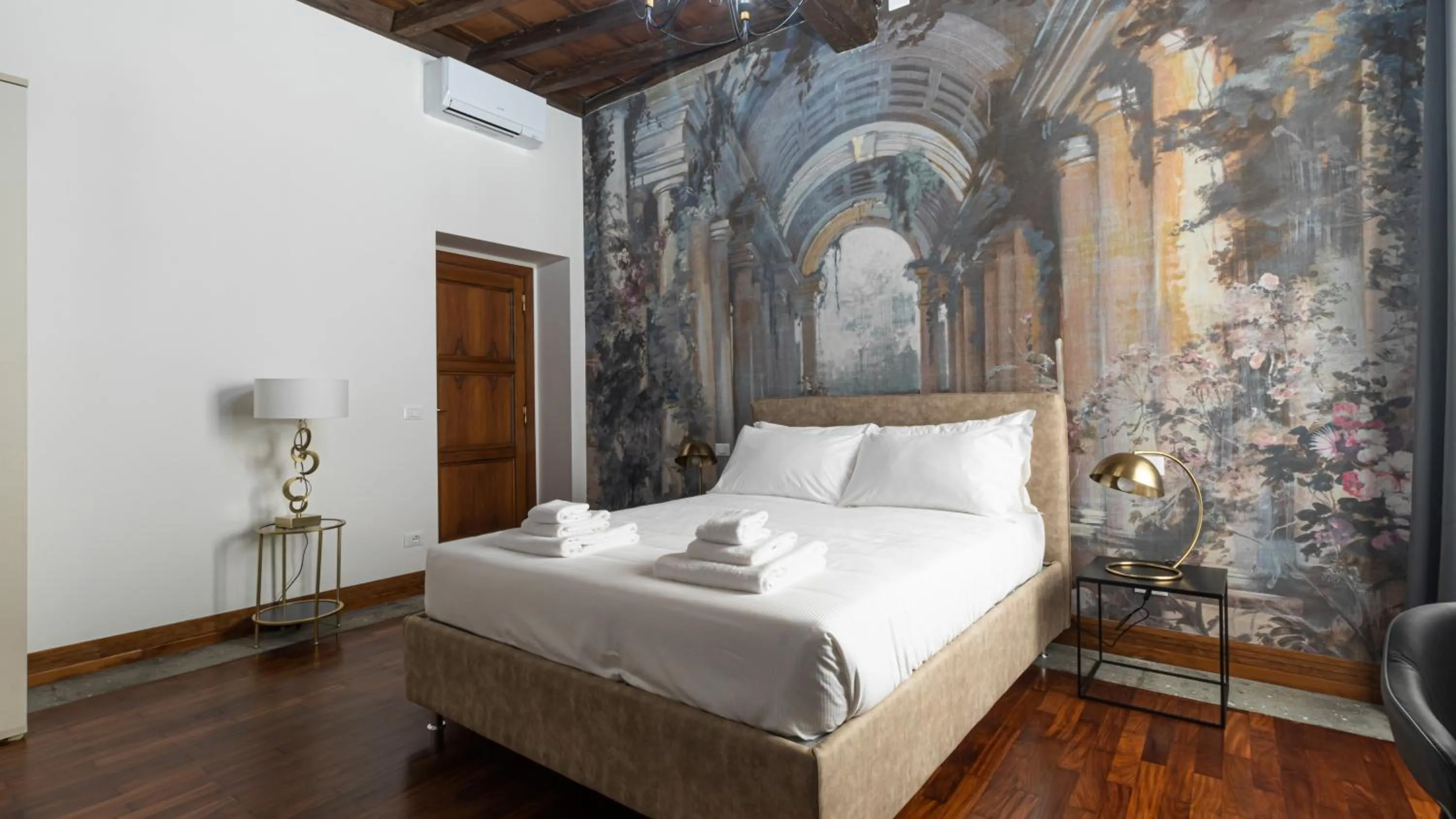 Bed in Italianway Collection - Barberini Elegantia Apartments Roma