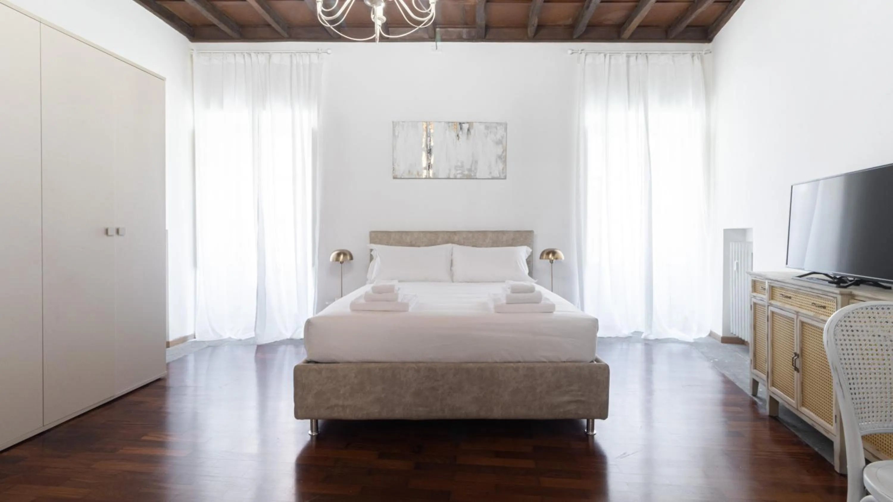 Bed in Italianway Collection - Barberini Elegantia Apartments Roma