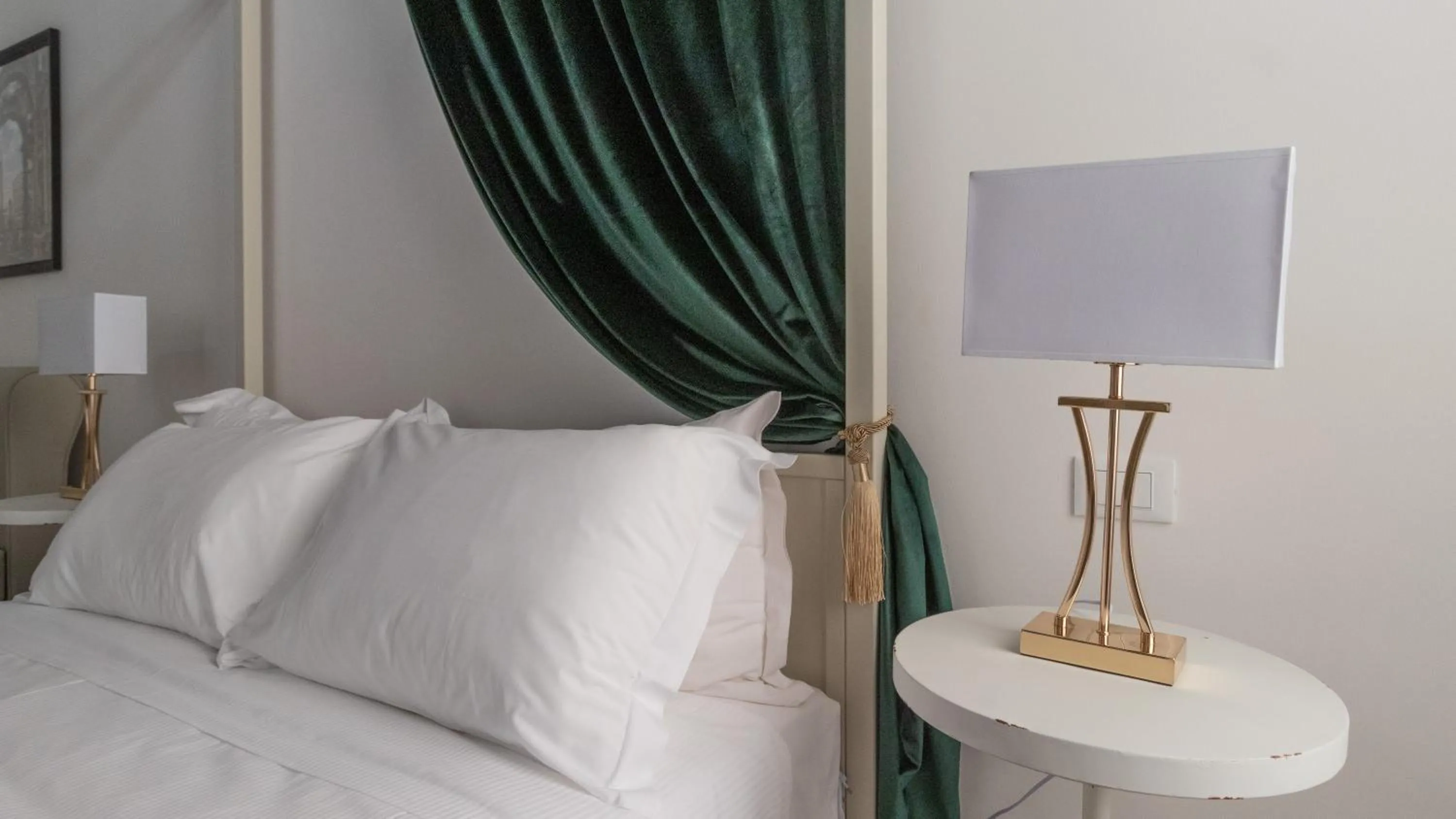 Bed in Italianway Collection - Barberini Elegantia Apartments Roma