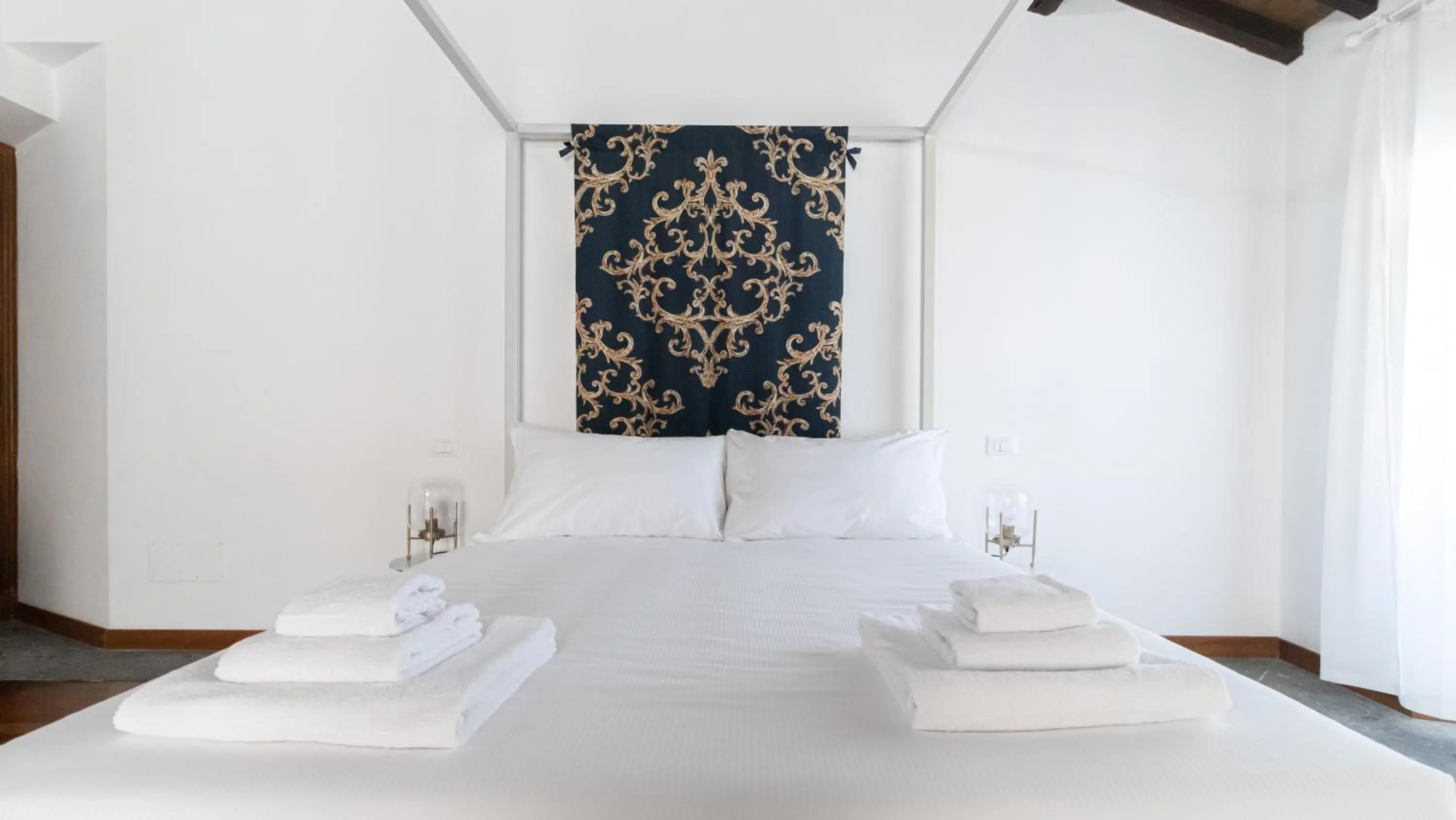 Bed in Italianway Collection - Barberini Elegantia Apartments Roma