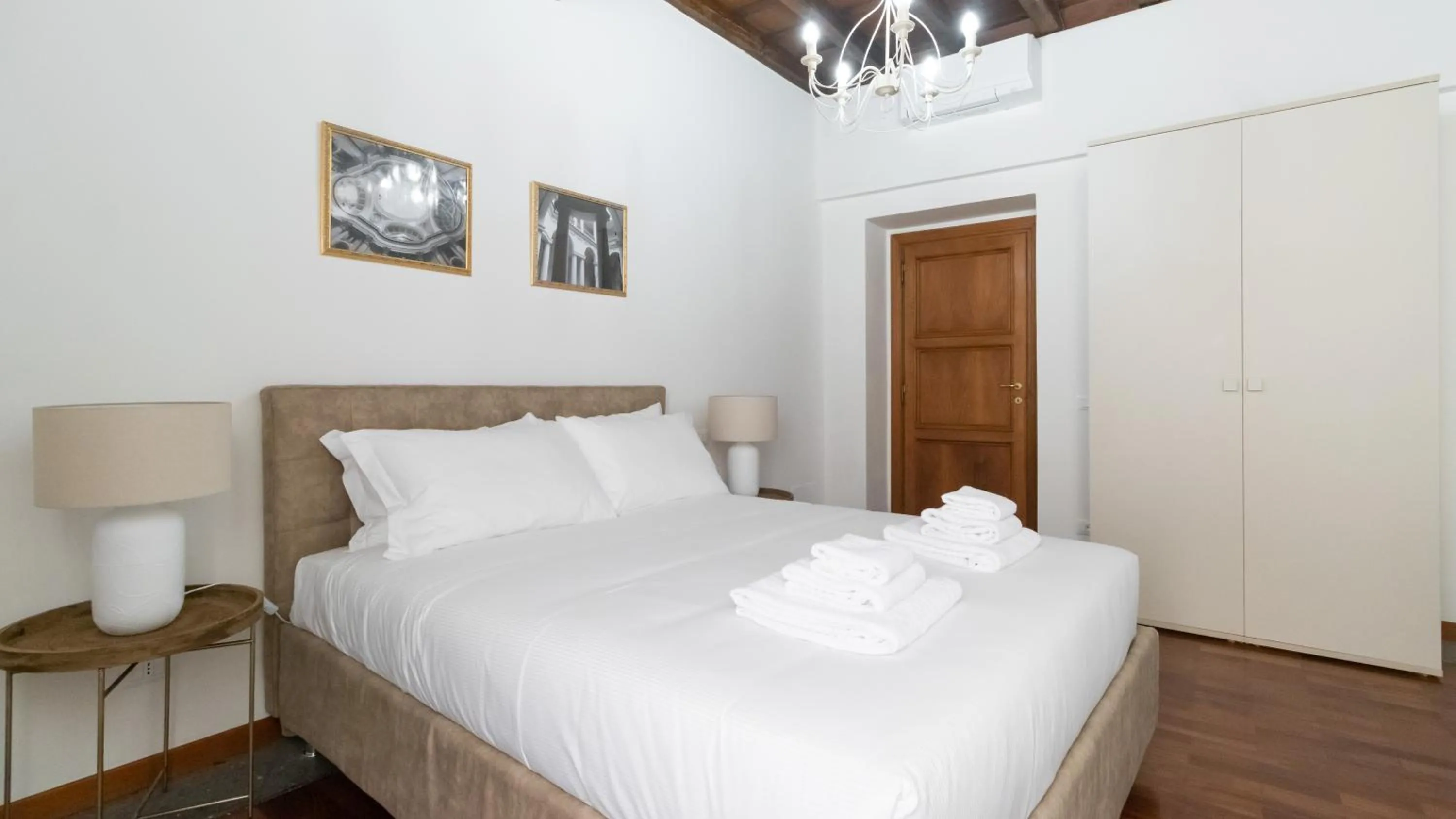 Bed in Italianway Collection - Barberini Elegantia Apartments Roma
