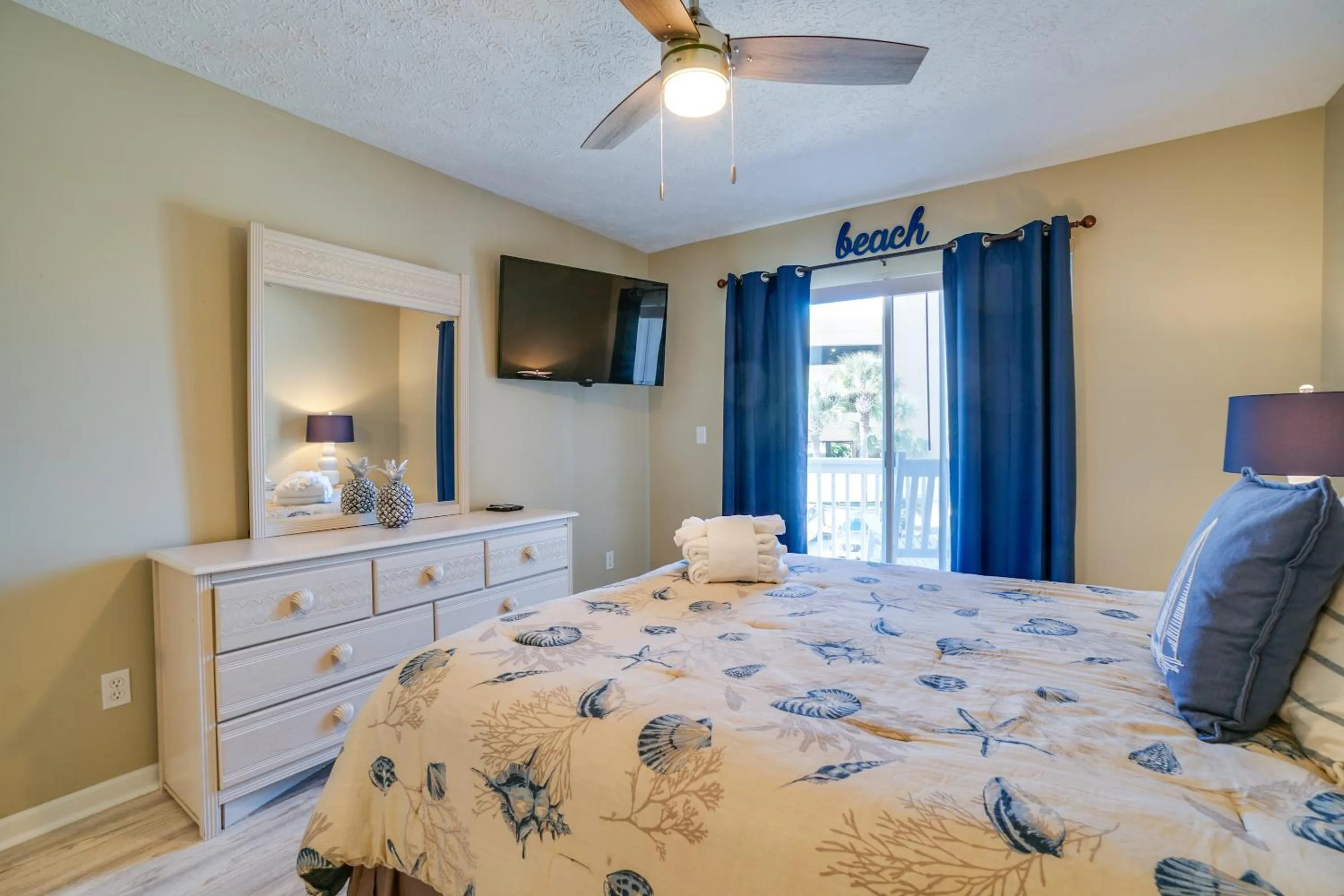 Bed in Peachtree Place Condominiums by Panhandle Getaways