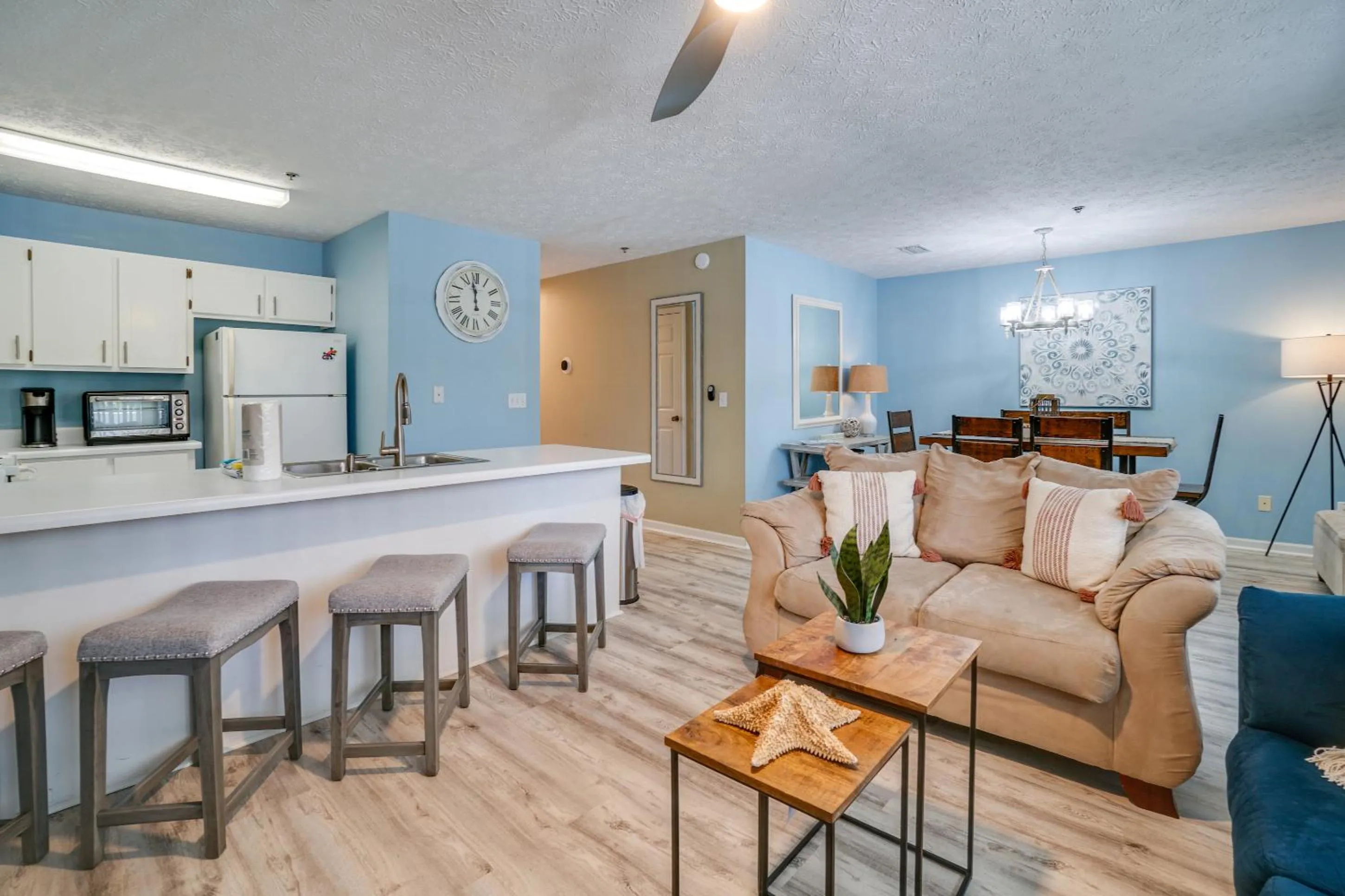 Kitchen or kitchenette in Peachtree Place Condominiums by Panhandle Getaways