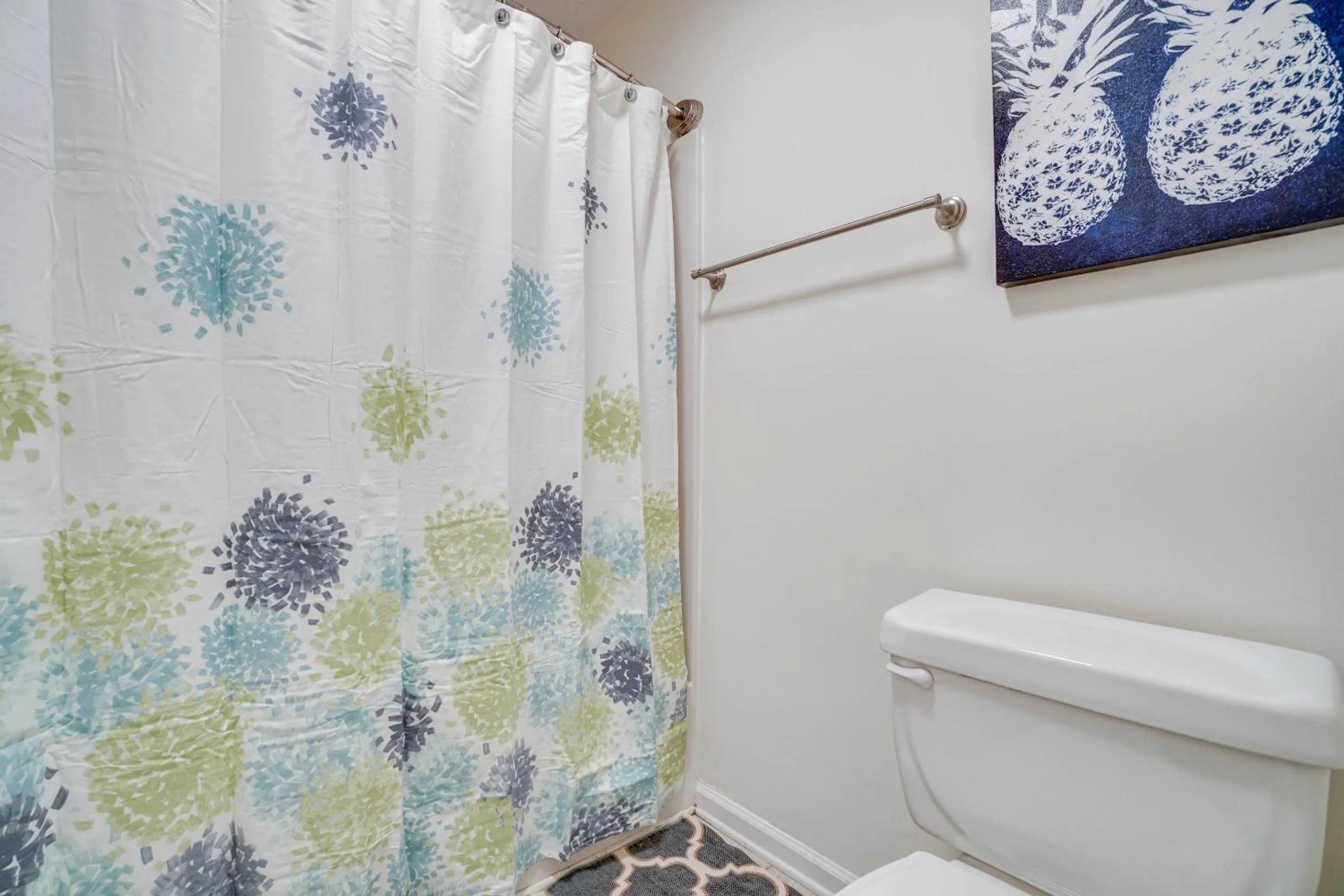 Shower in Peachtree Place Condominiums by Panhandle Getaways
