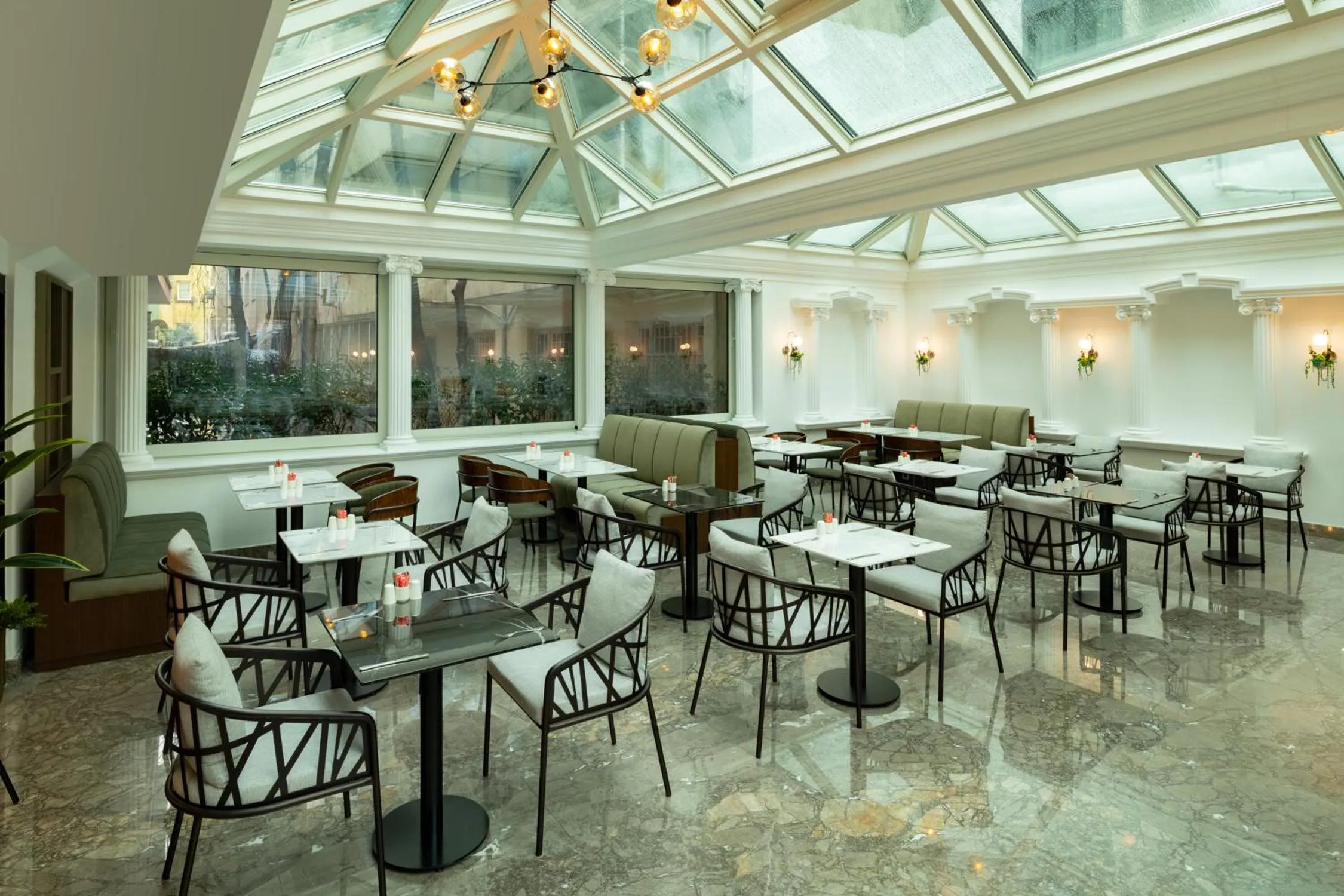 Restaurant/places to eat in Hotel Nena