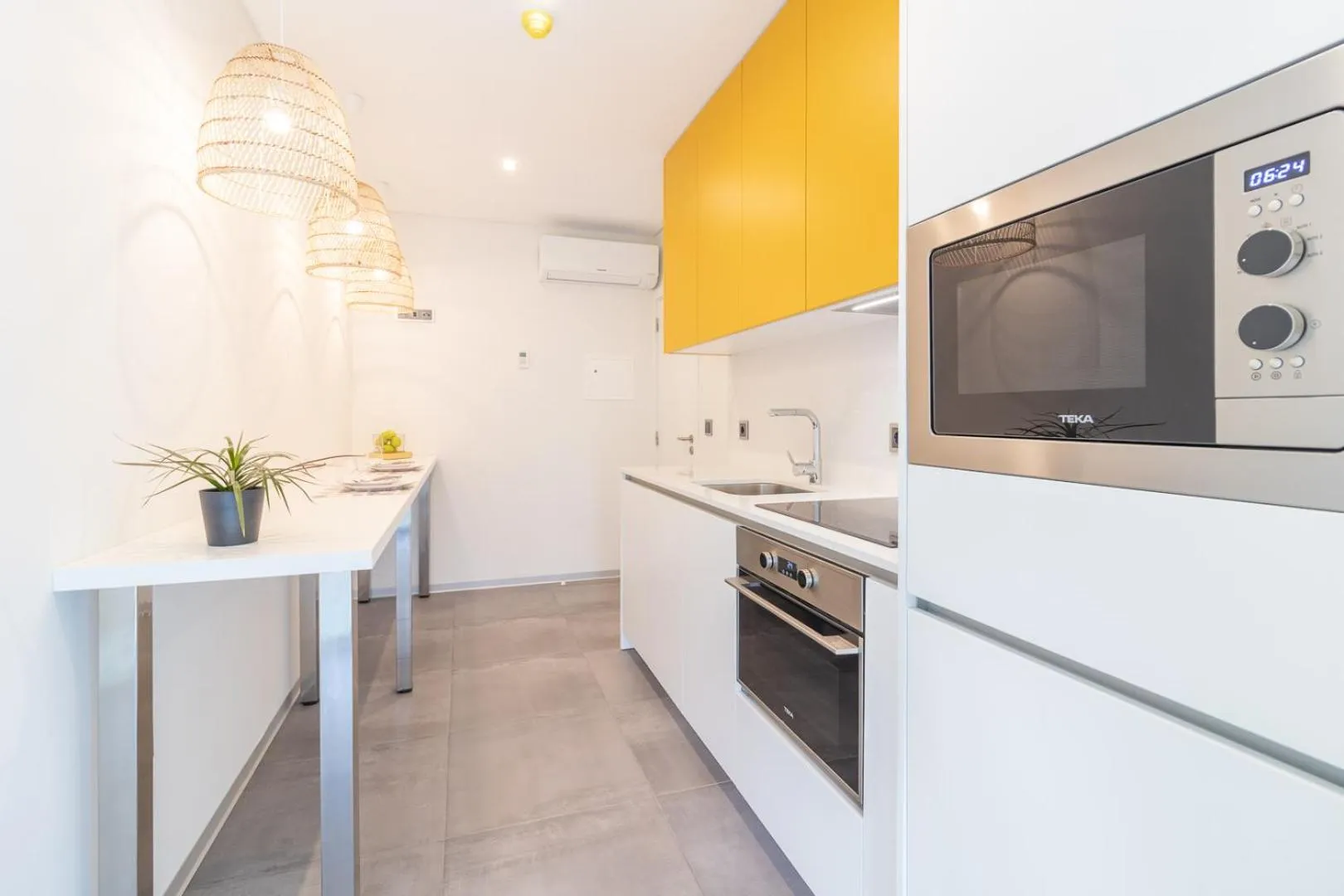 Communal kitchen in Avenue 41 Guest House